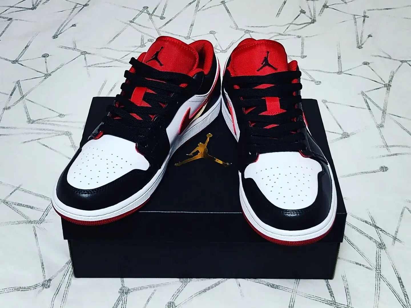 Jordan 1 Low White Gym Red Black 착용 스타일 - 3