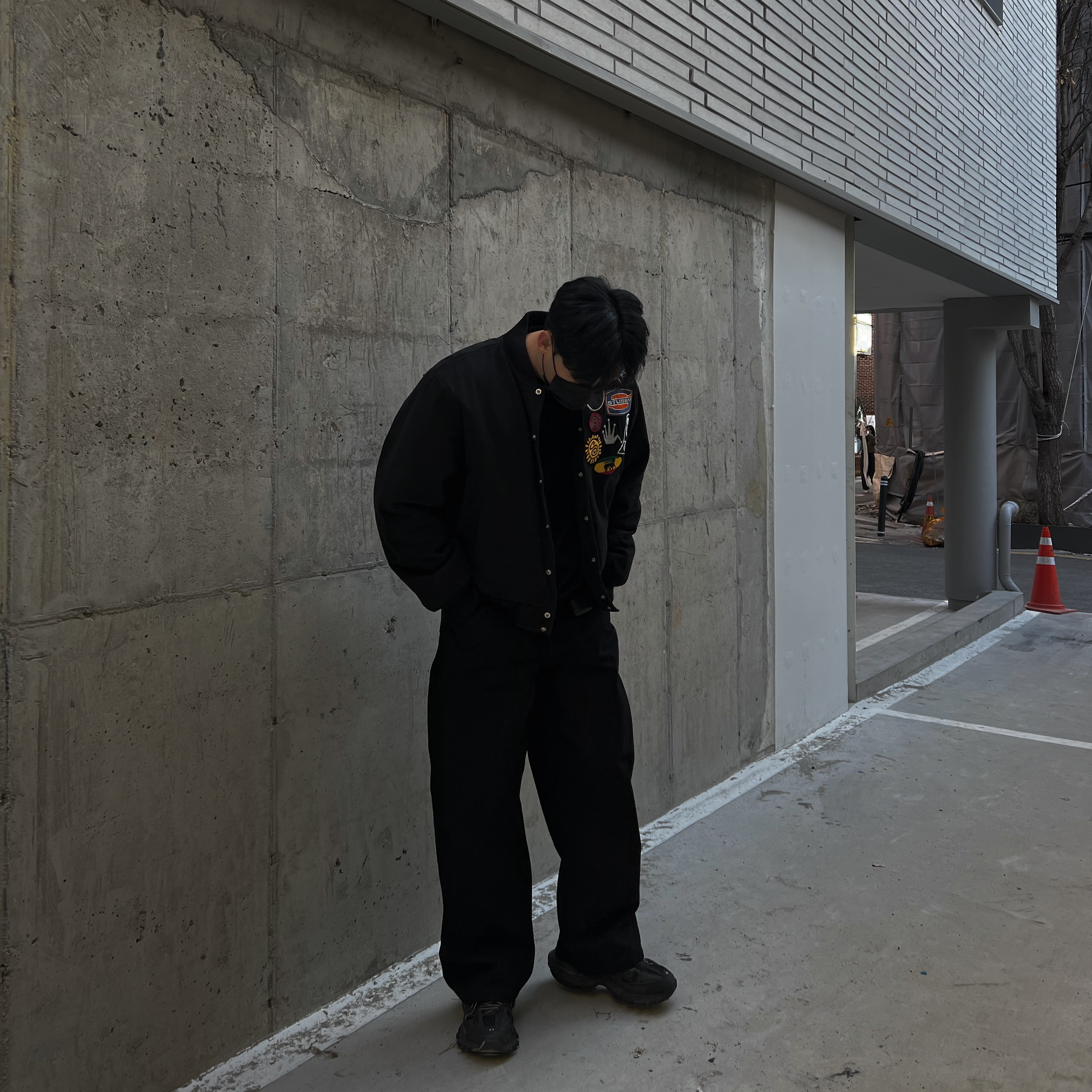 Stussy Souvenir Stadium Bomber Black, Balenciaga Track Sneakers Triple Black 착용 스타일