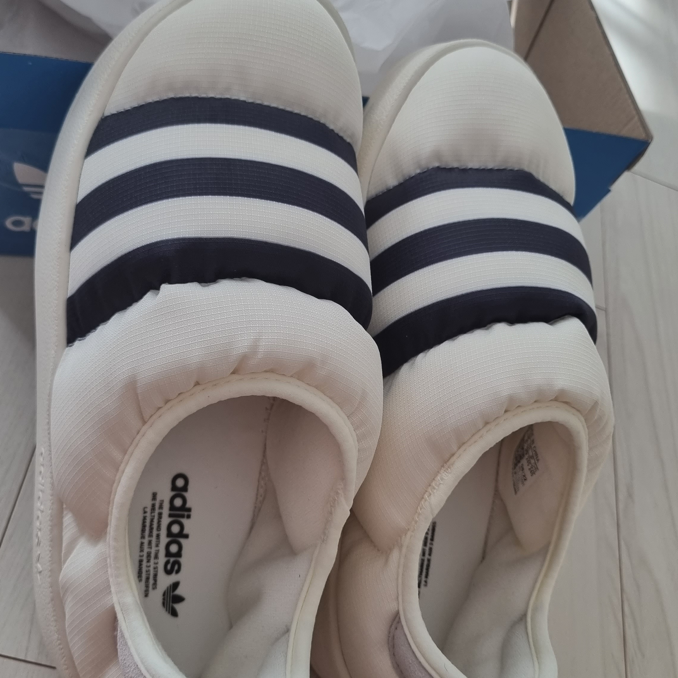 Adidas Puffylette Off White 착용 스타일