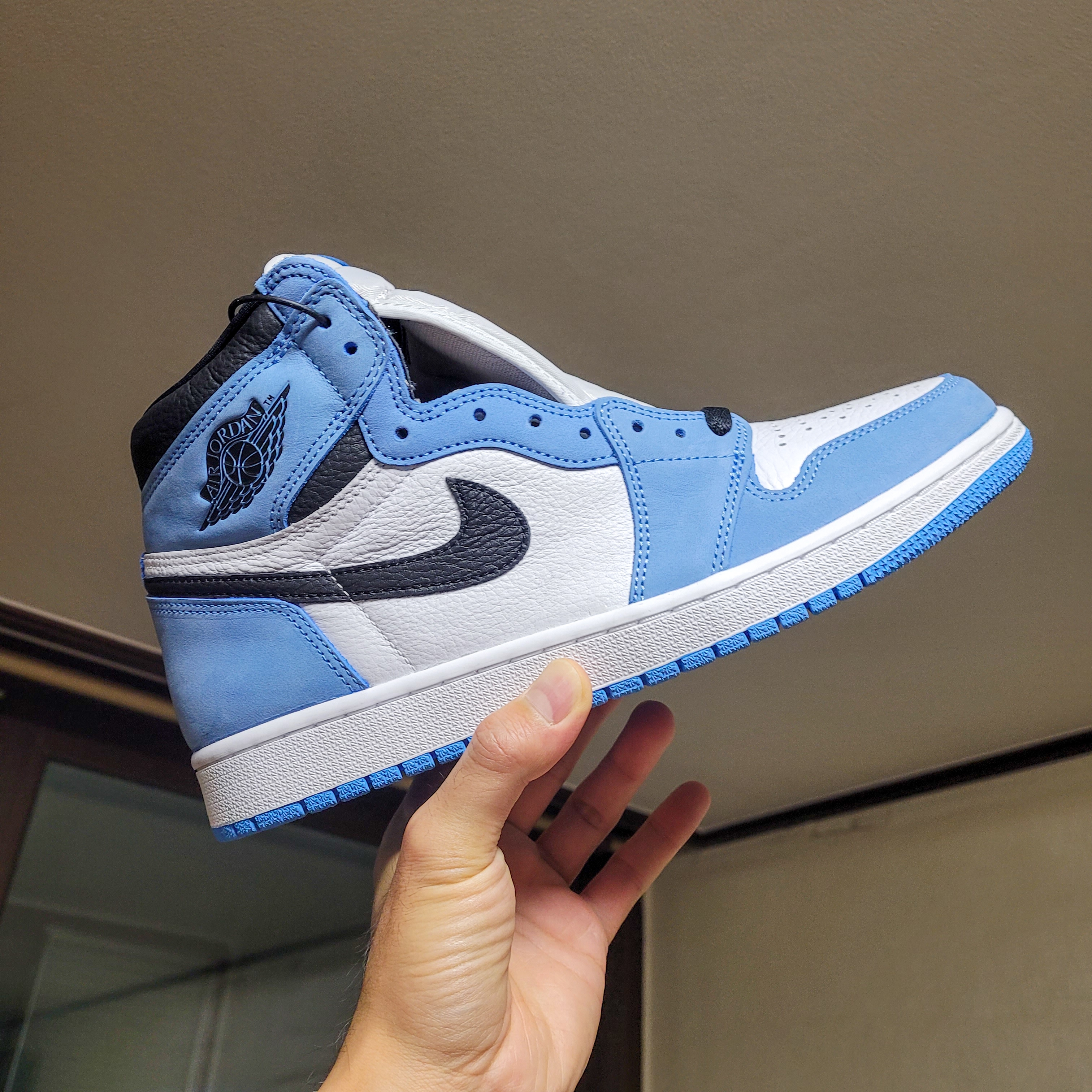 Jordan 1 Retro High OG University Blue 착용 스타일