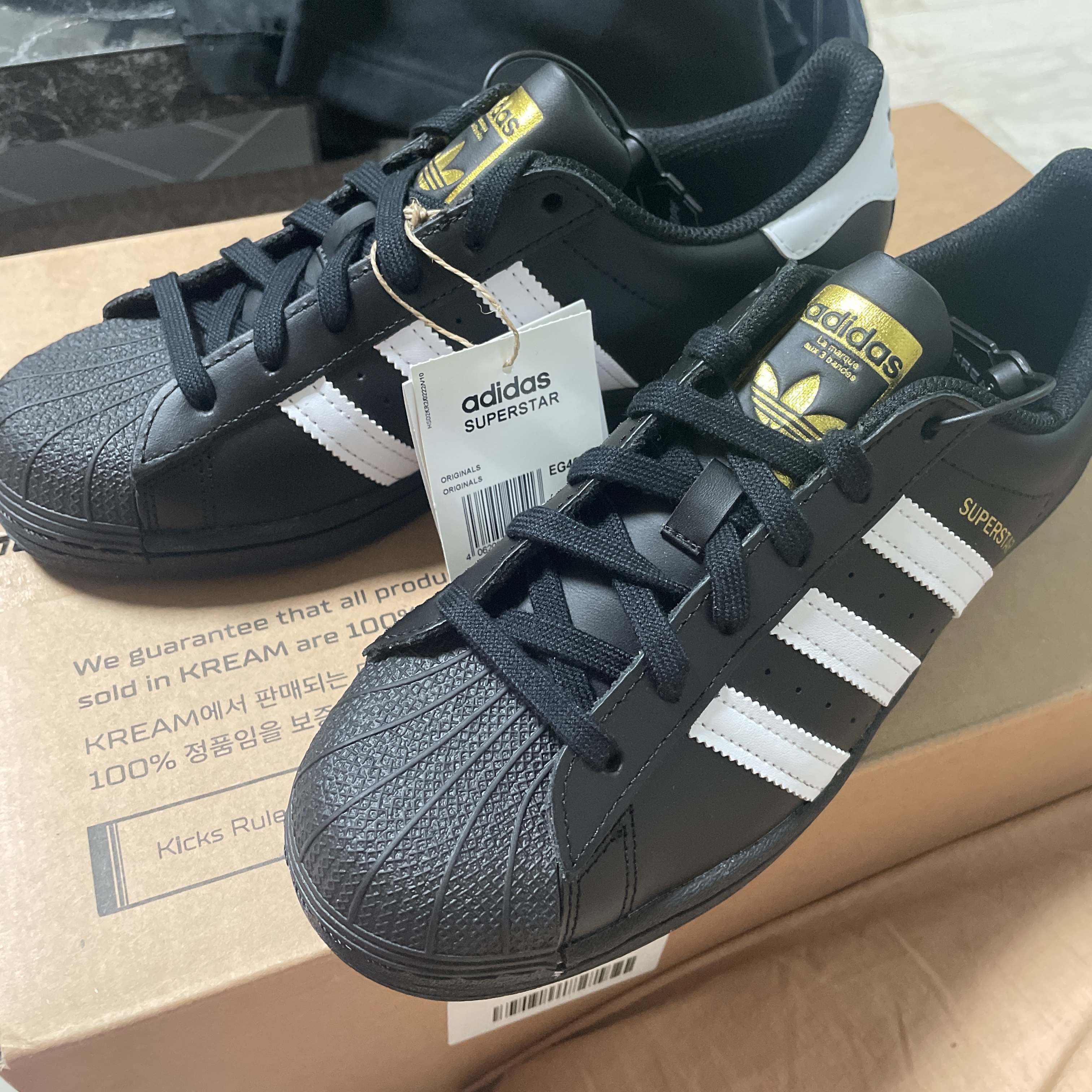 Adidas Superstar Core Black White 착용 스타일