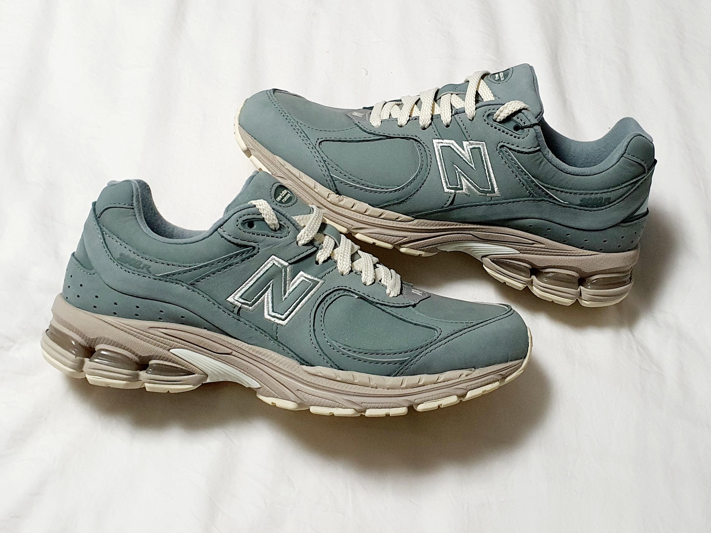 New Balance x Kith 2002R Slate Grey 착용 스타일 - 5