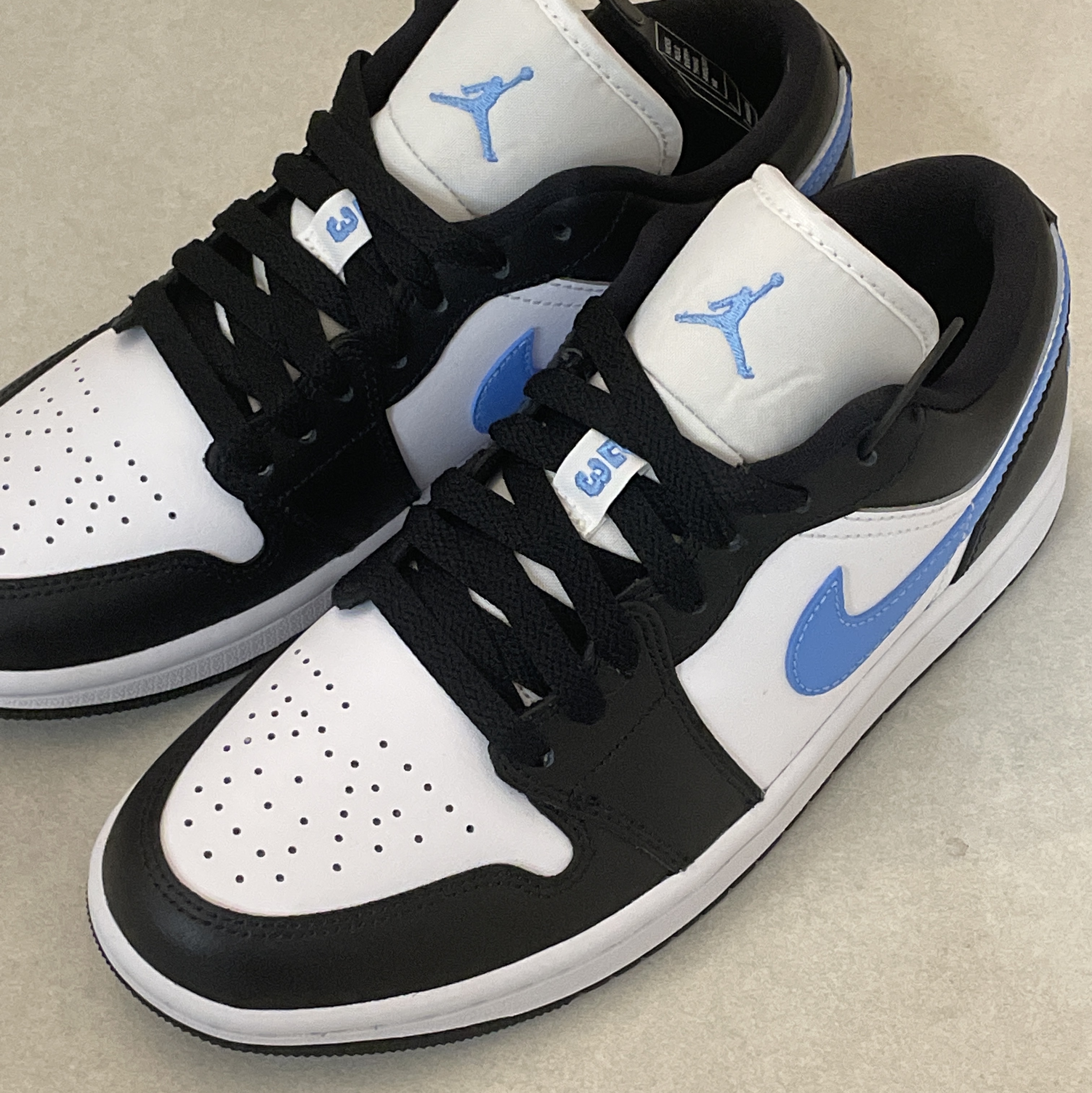(W) Jordan 1 Low Black University Blue 착용 스타일 - 2