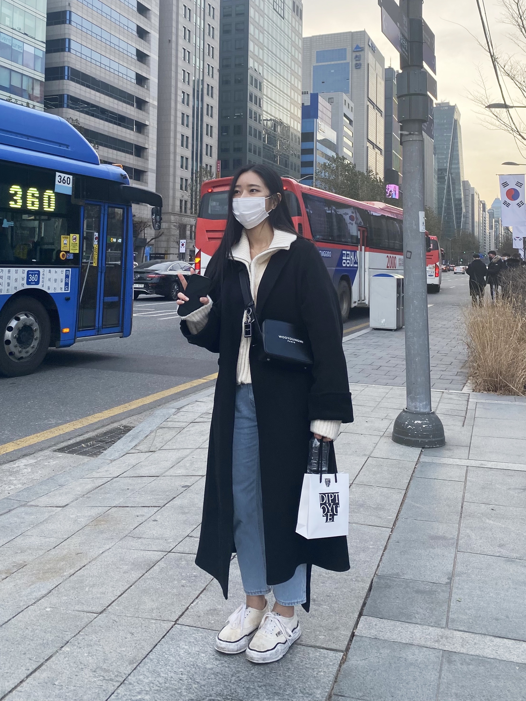 Wooyoungmi Square Mini Bag Black, Maison Mihara Yasuhiro Baker OG Sole Canvas Low Cut Sneakers White 착용 스타일