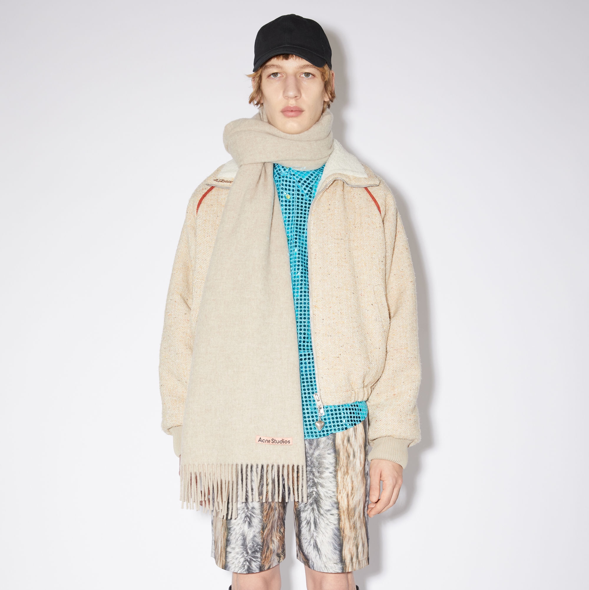 Acne Studios Wool Fringe Muffler Oatmeal Melange 착용 스타일 - 2