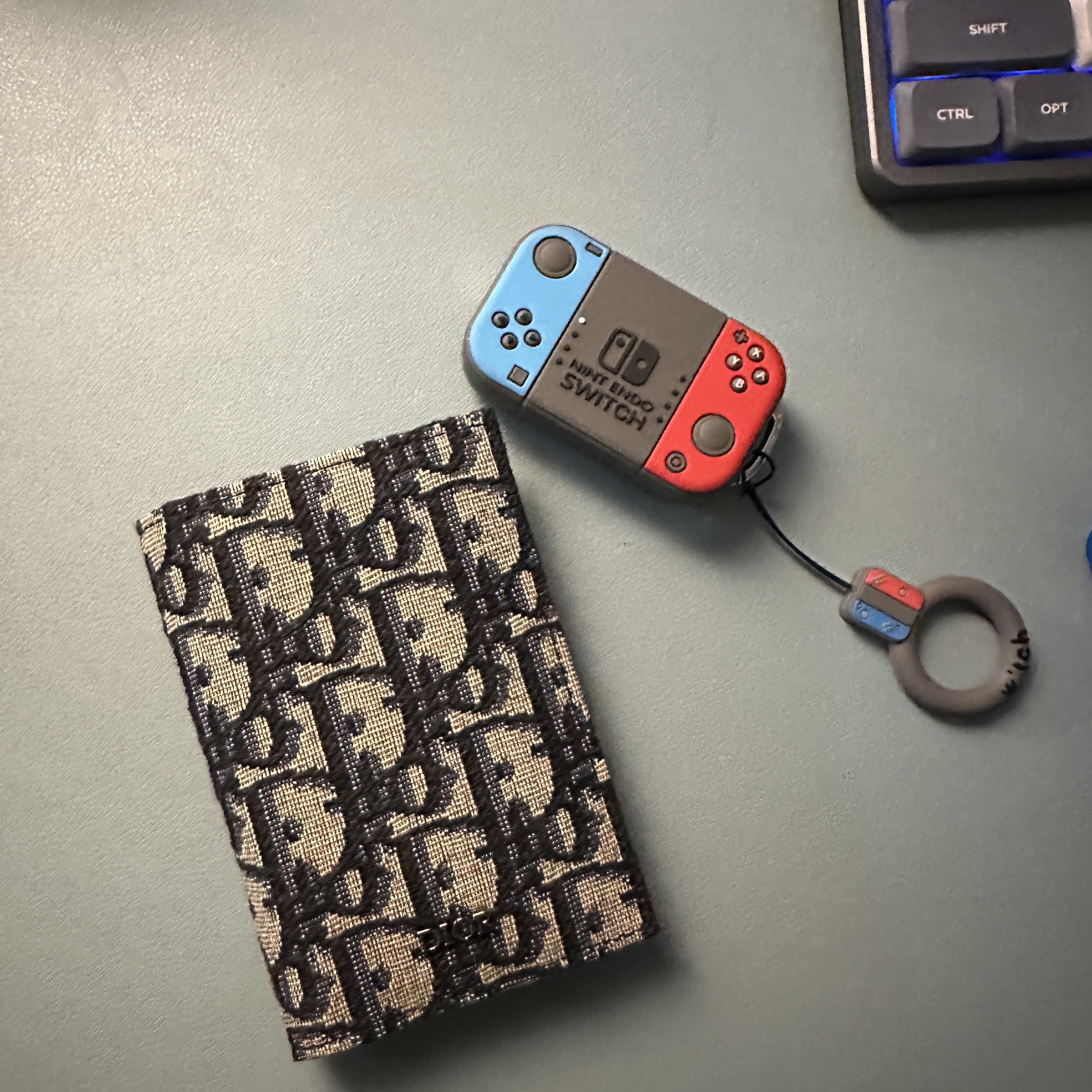 Dior Bi-Fold Card Holder Beige & Black Dior Oblique Jacquard 착용 스타일