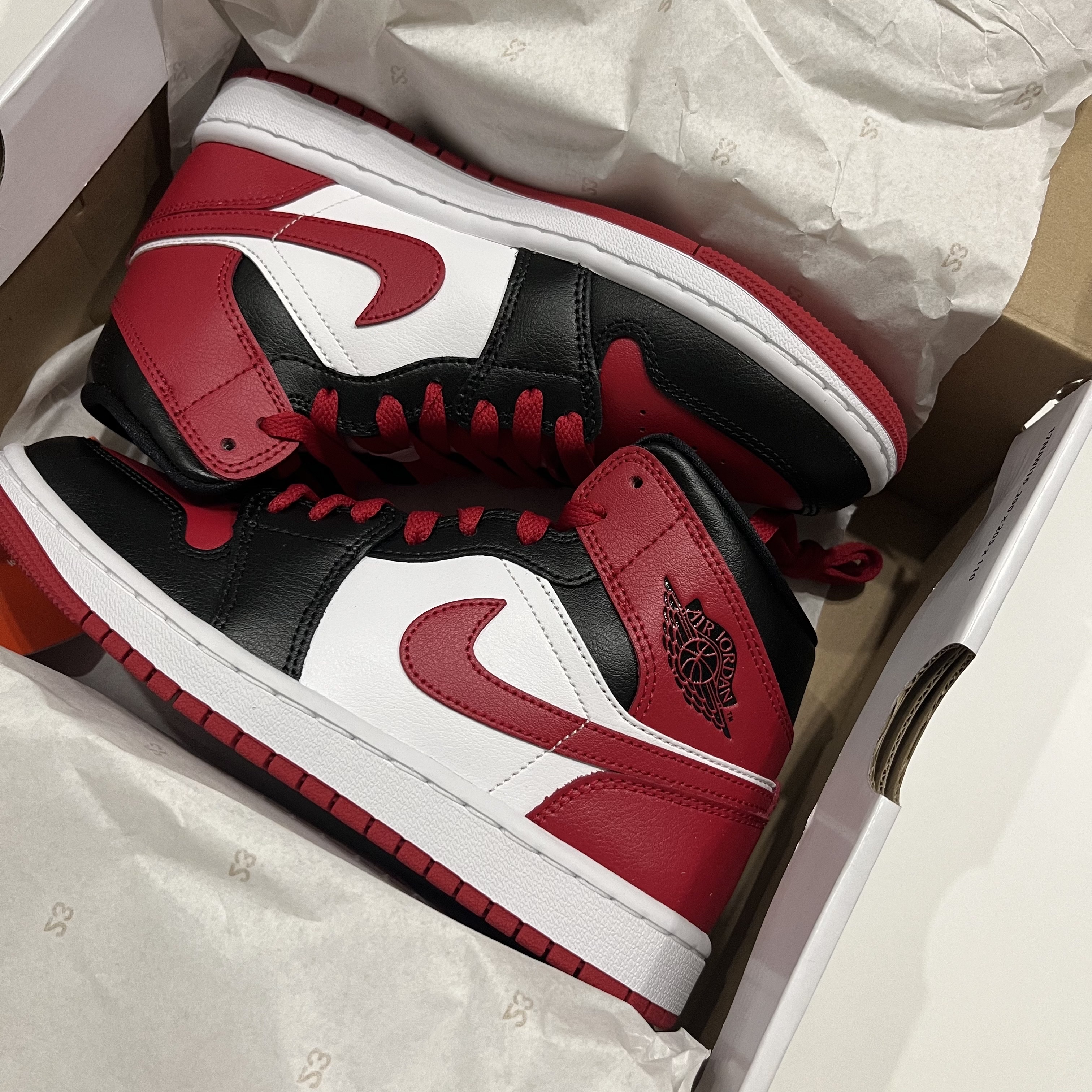 (W) Jordan 1 Mid Black and Gym Red 착용 스타일 - 2