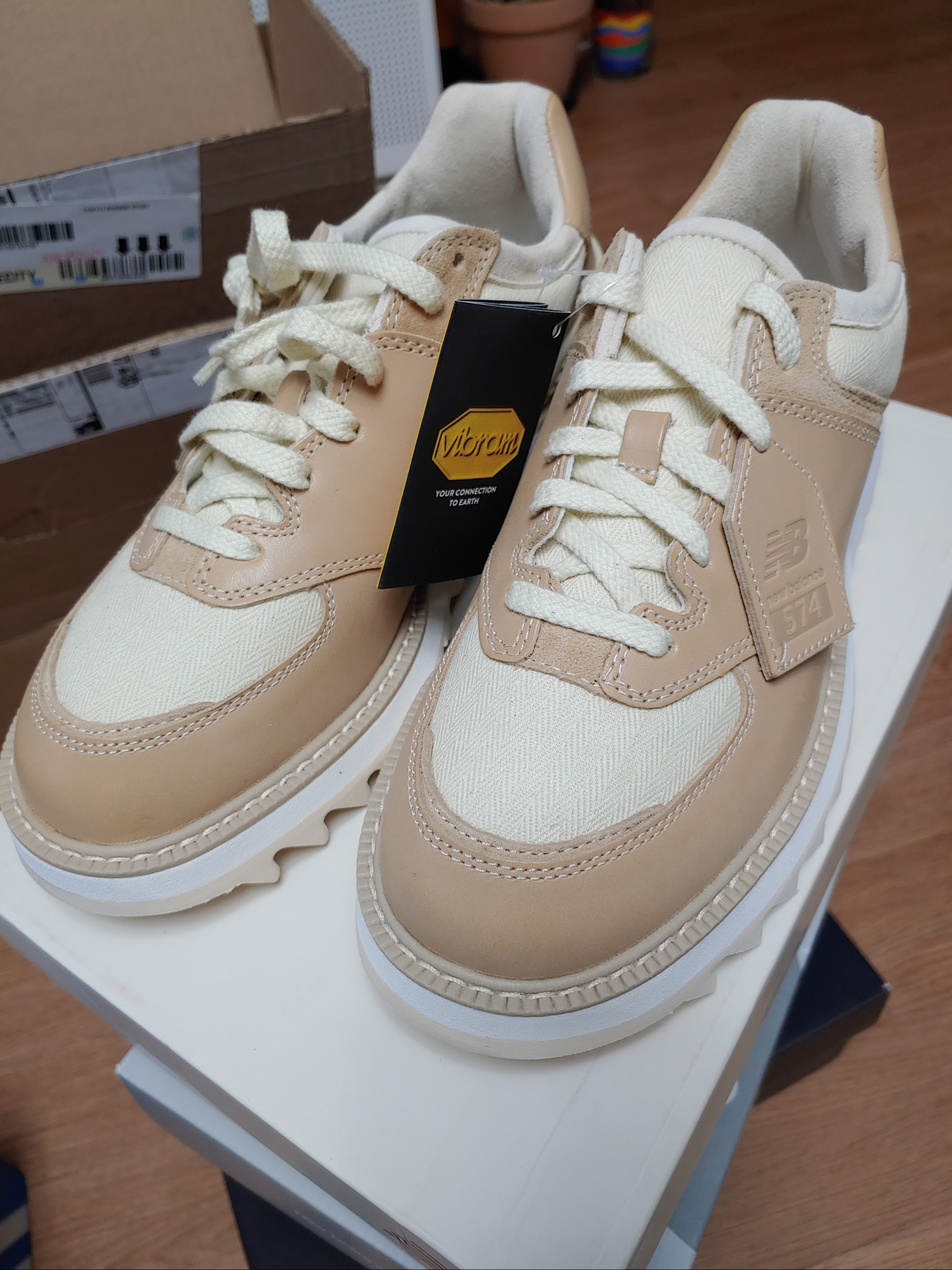 New Balance x Tokyo Design Studio 574 Vachetta Tan 착용 스타일 - 2