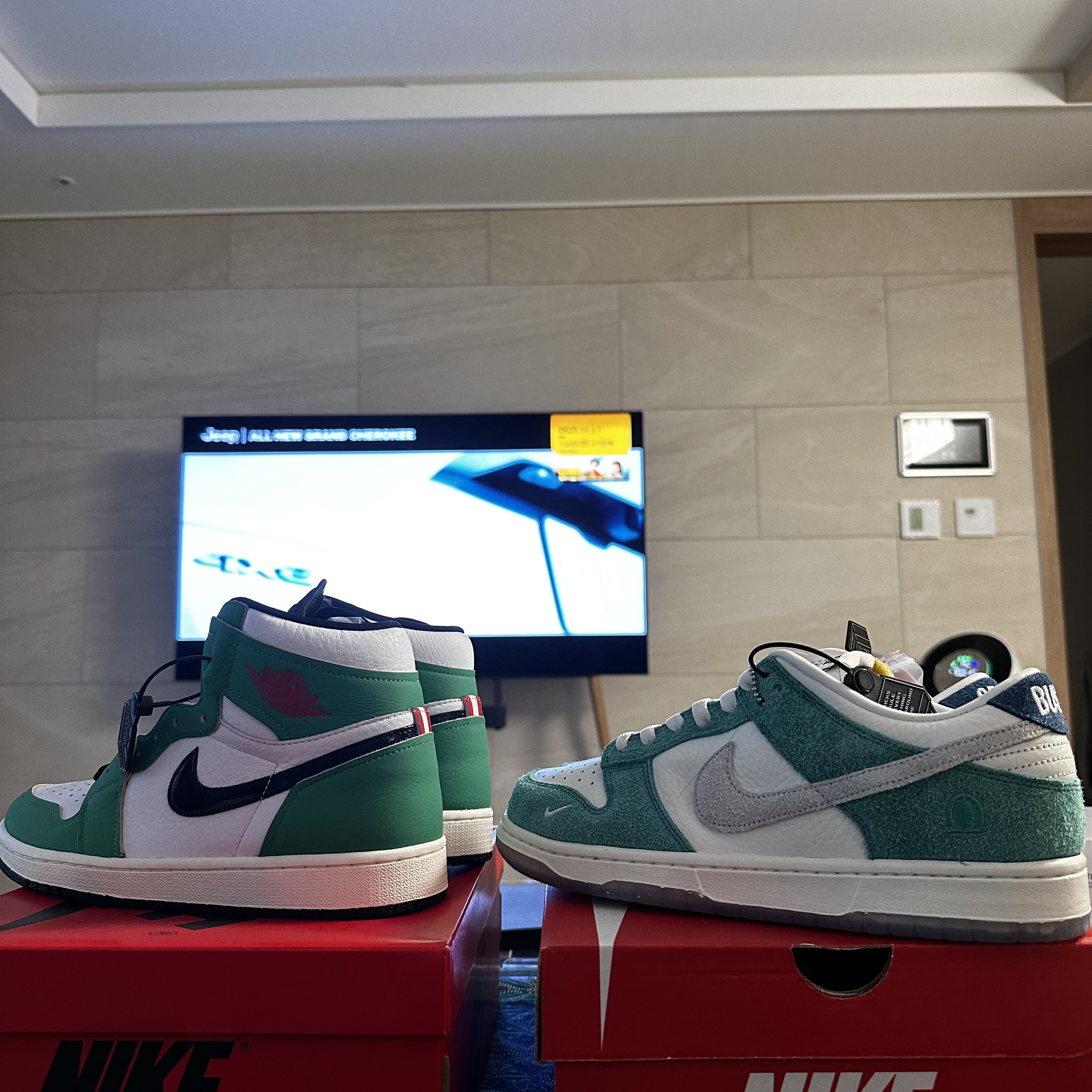 (W) Jordan 1 Retro High OG Lucky Green, Nike x Kasina Dunk Low Road Sign - Kasina Exclusive 착용 스타일 - 1