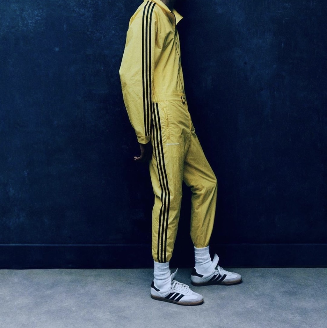 Adidas x Pharrell Williams Humanrace Samba Cloud White Night Grey 착용 스타일 - 3