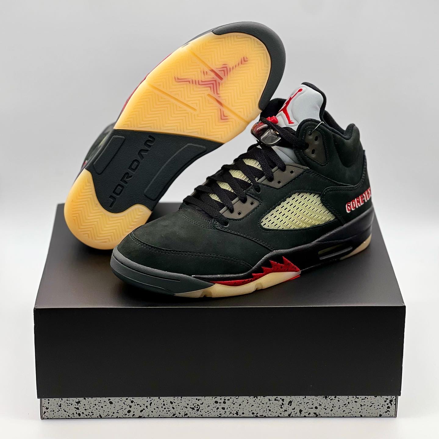 (W) Jordan 5 Retro Gore-Tex Off Noir Fire Red 착용 스타일 - 1