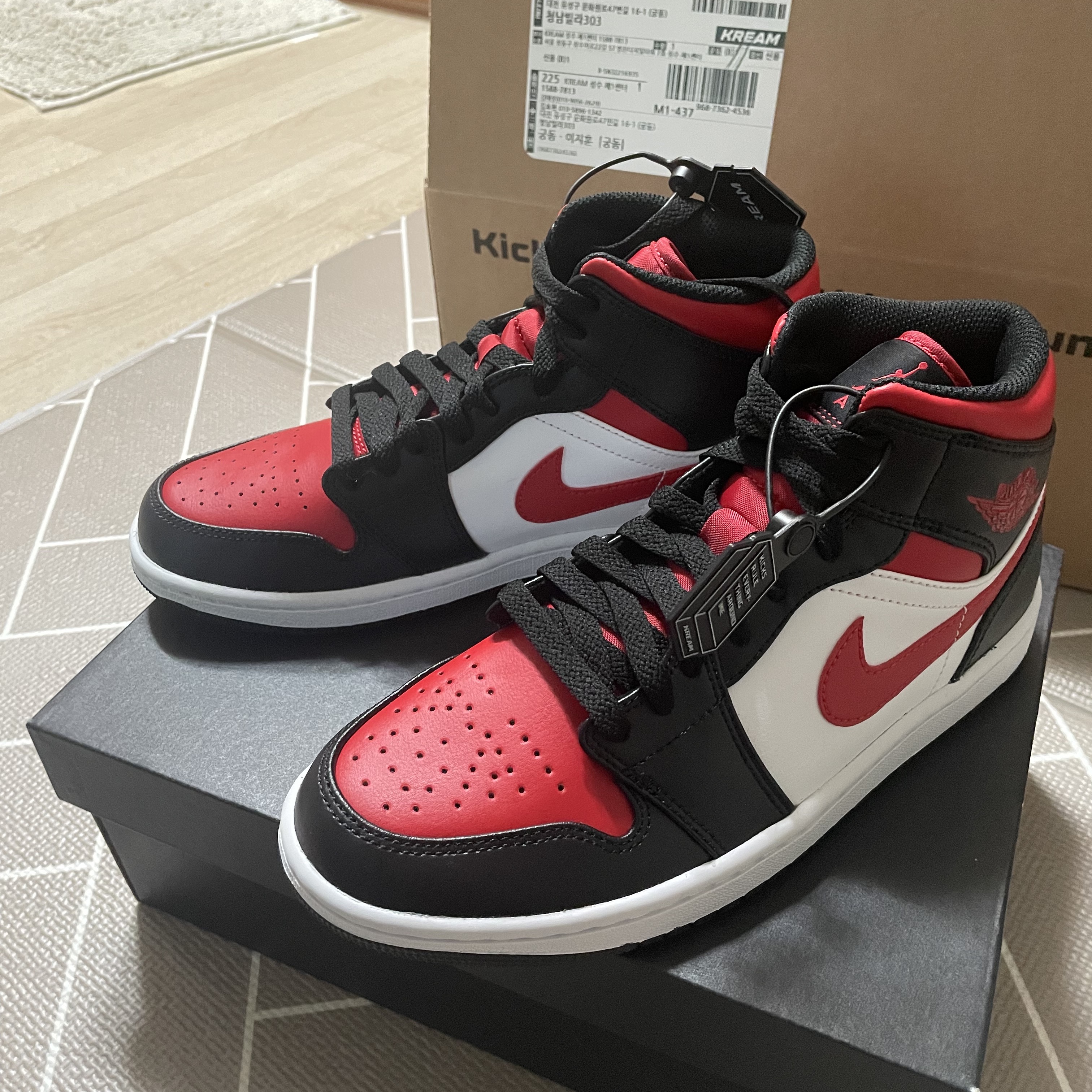 Jordan 1 Mid Black Fire Red 착용 스타일