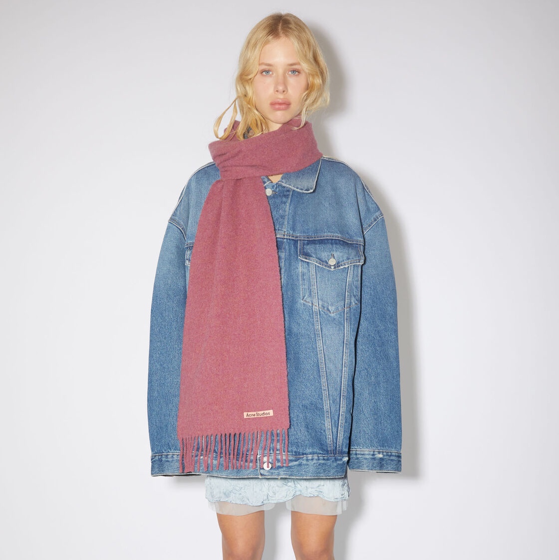 Acne Studios Wool Fringe Muffler Mineral Red 착용 스타일