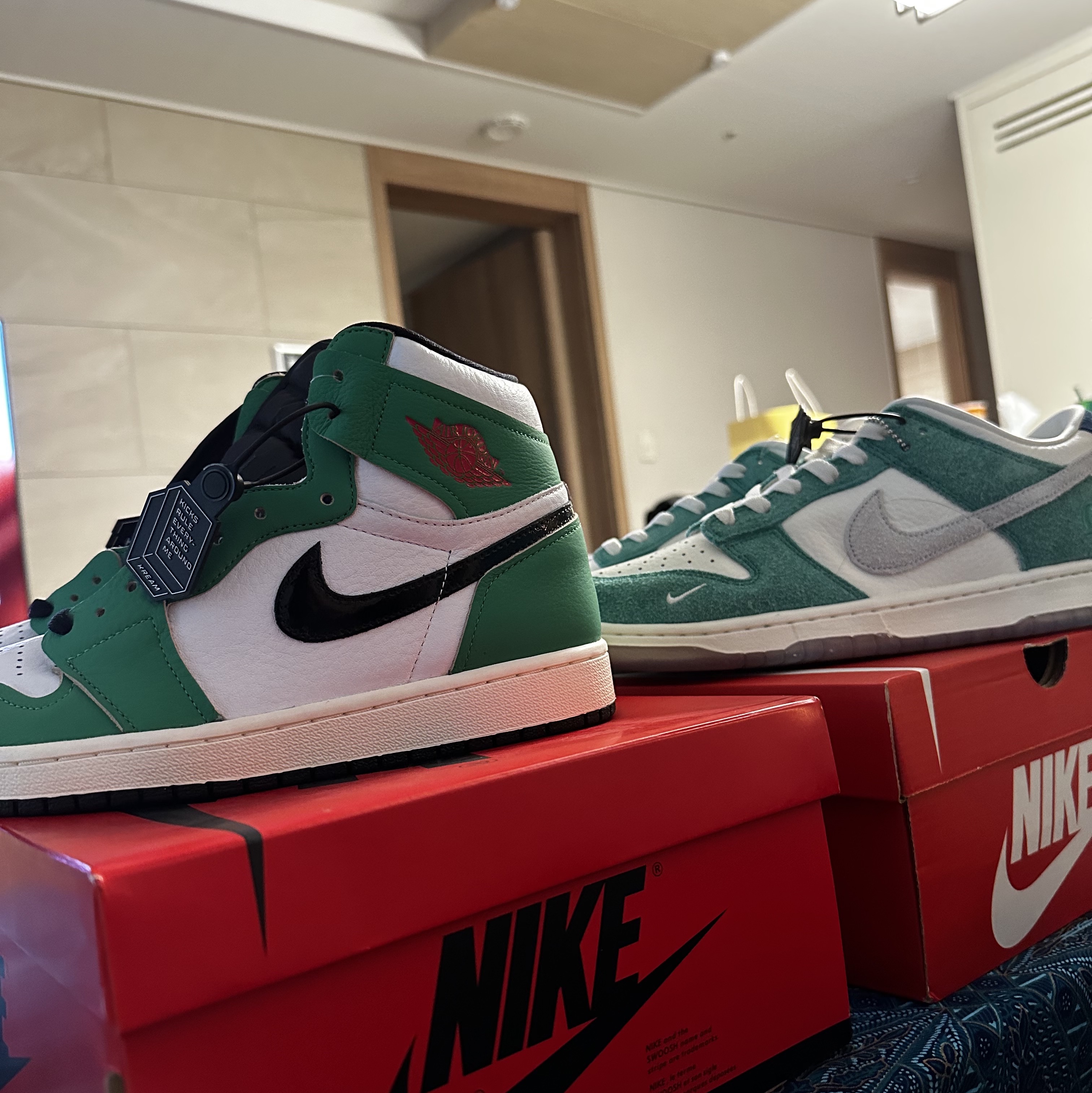 (W) Jordan 1 Retro High OG Lucky Green, Nike x Kasina Dunk Low Road Sign - Kasina Exclusive 착용 스타일 - 2