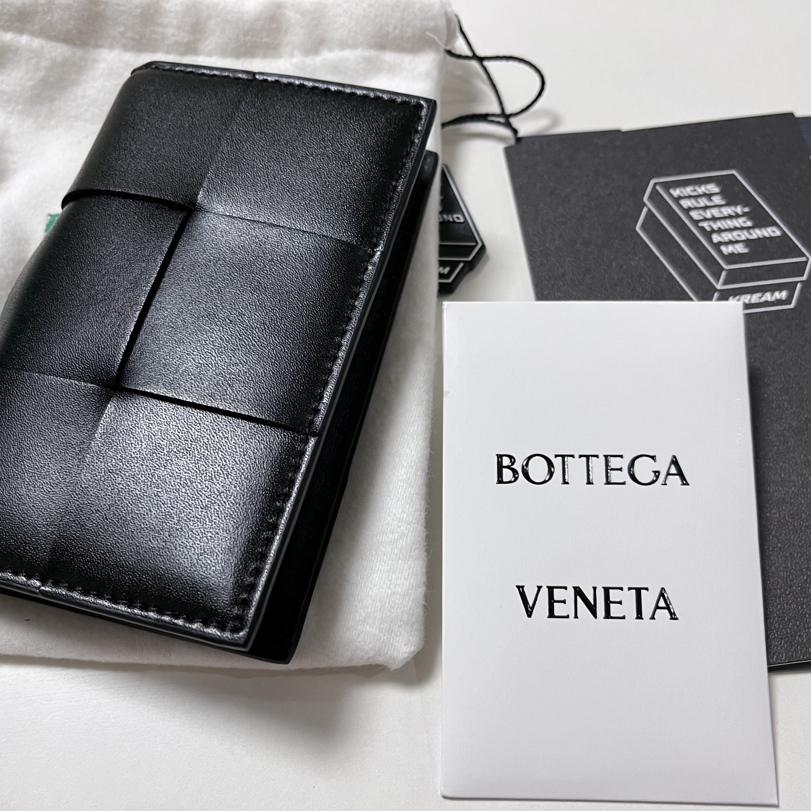 Bottega Veneta Flap Card Case Black 착용 스타일