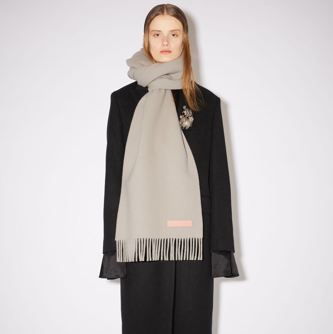 Acne Studios Wool Fringe Muffler Dusty Grey 착용 스타일