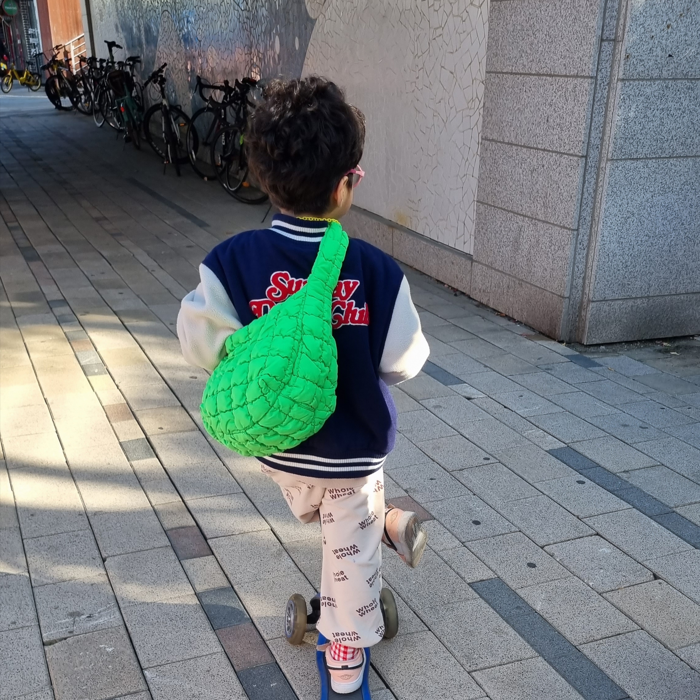 COS Quilted Mini Bag Bright Green 착용 스타일