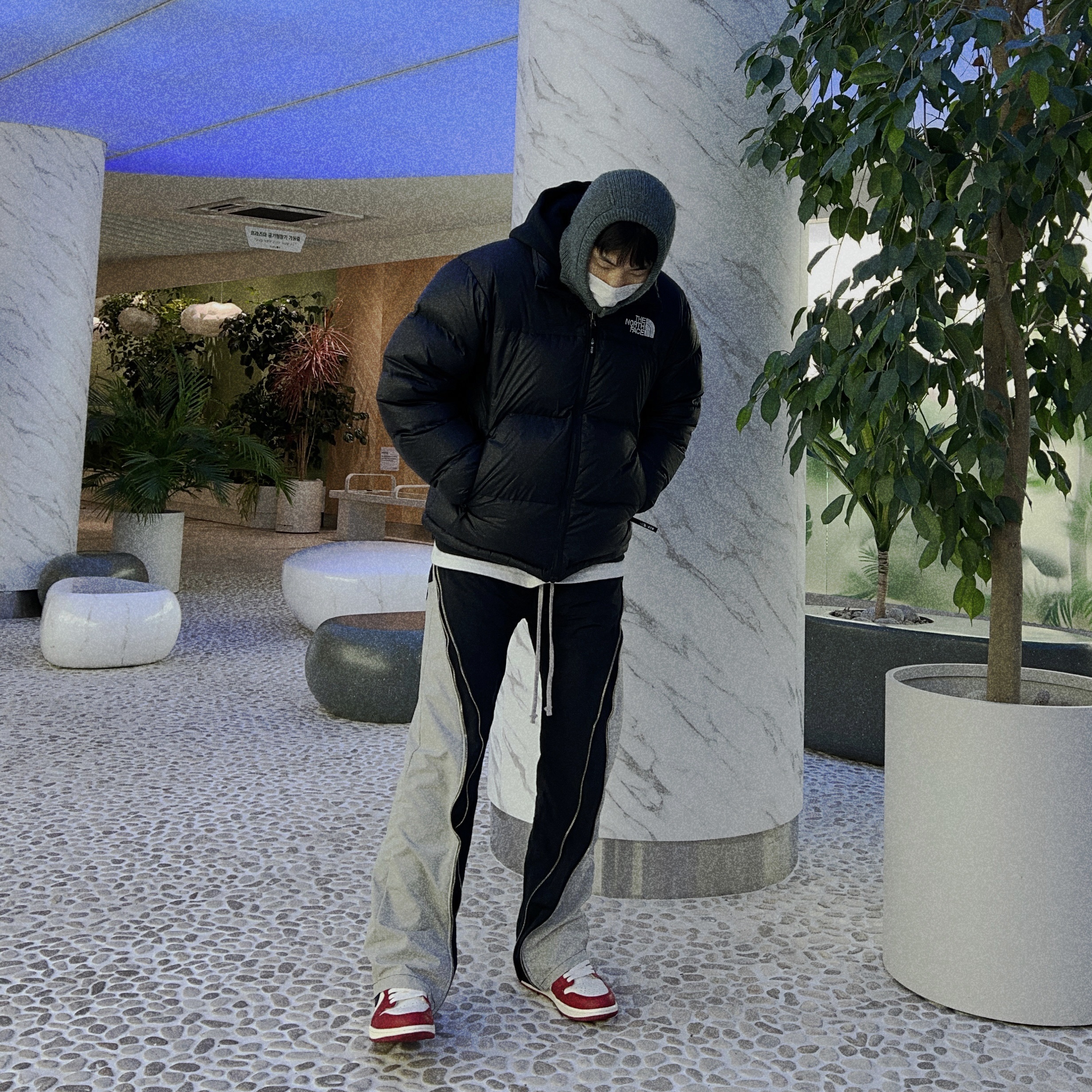 The North Face 1996 Eco Nuptse Jacket Black, Jordan 1 Retro High OG Chicago 2022 착용 스타일 - 2