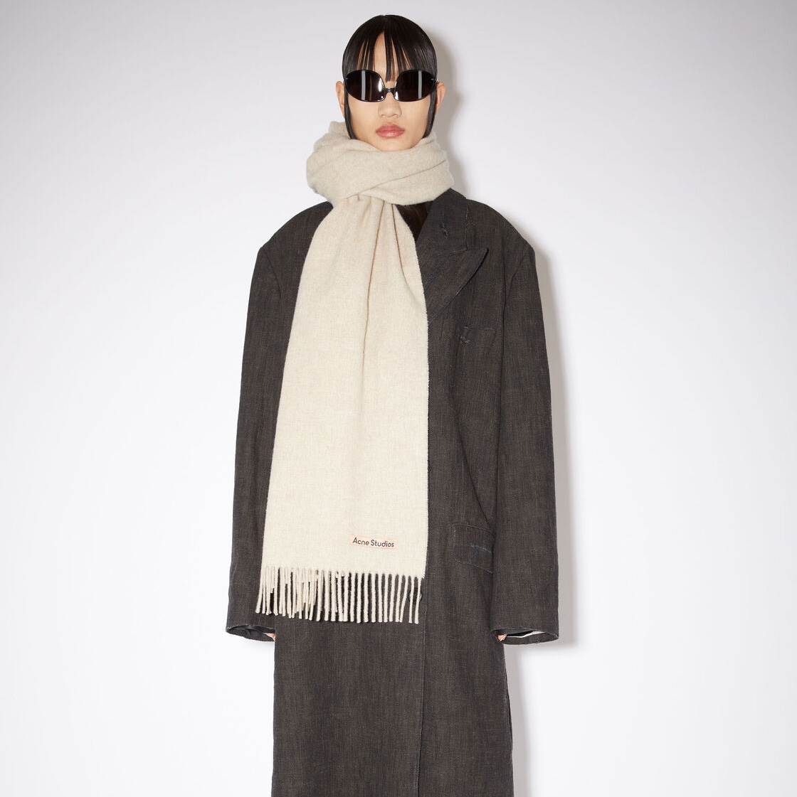 Acne Studios Wool Fringe Muffler Oatmeal Melange 착용 스타일 - 1