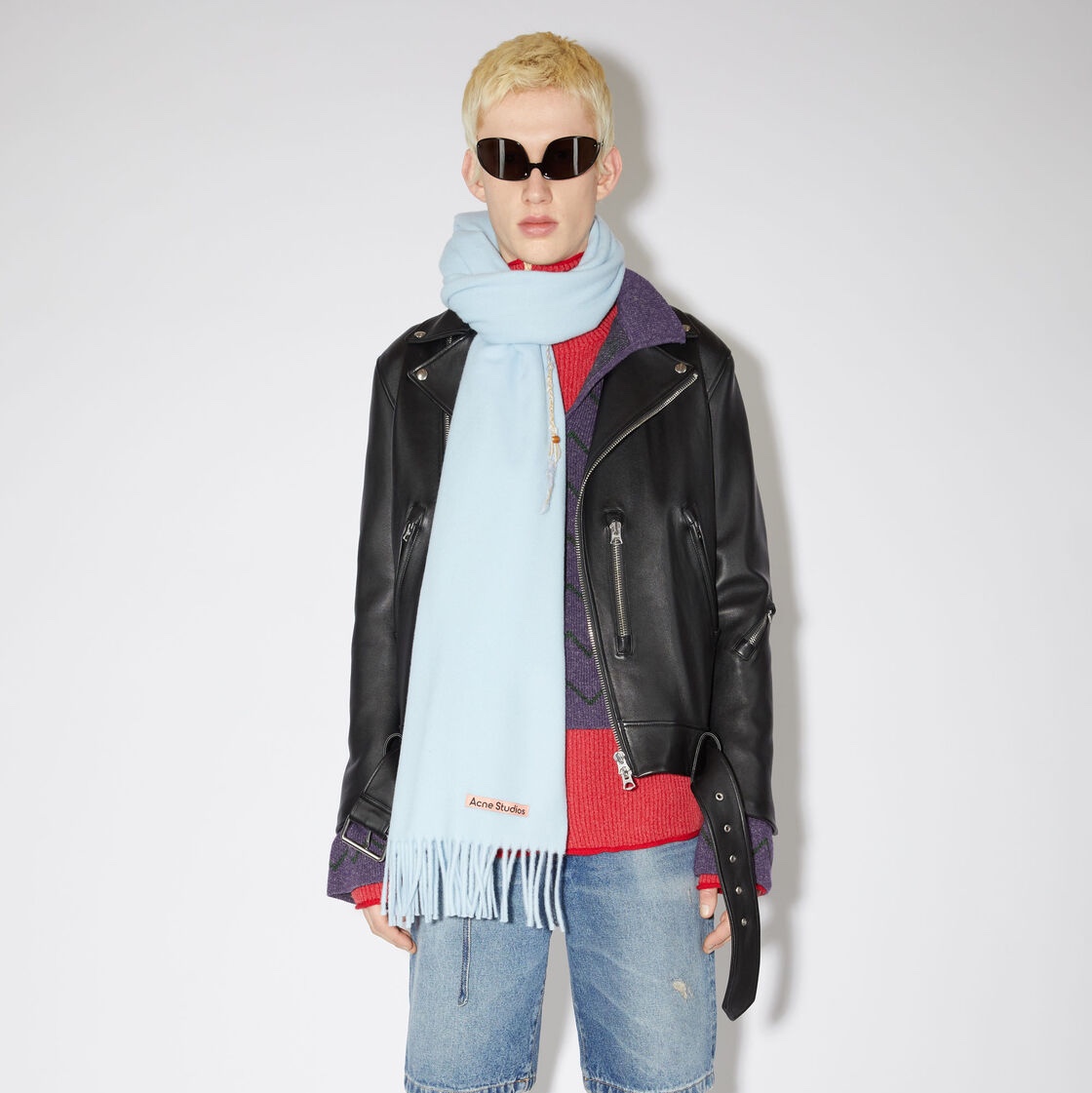 Acne Studios Wool Fringe Muffler Light Blue 착용 스타일 - 2