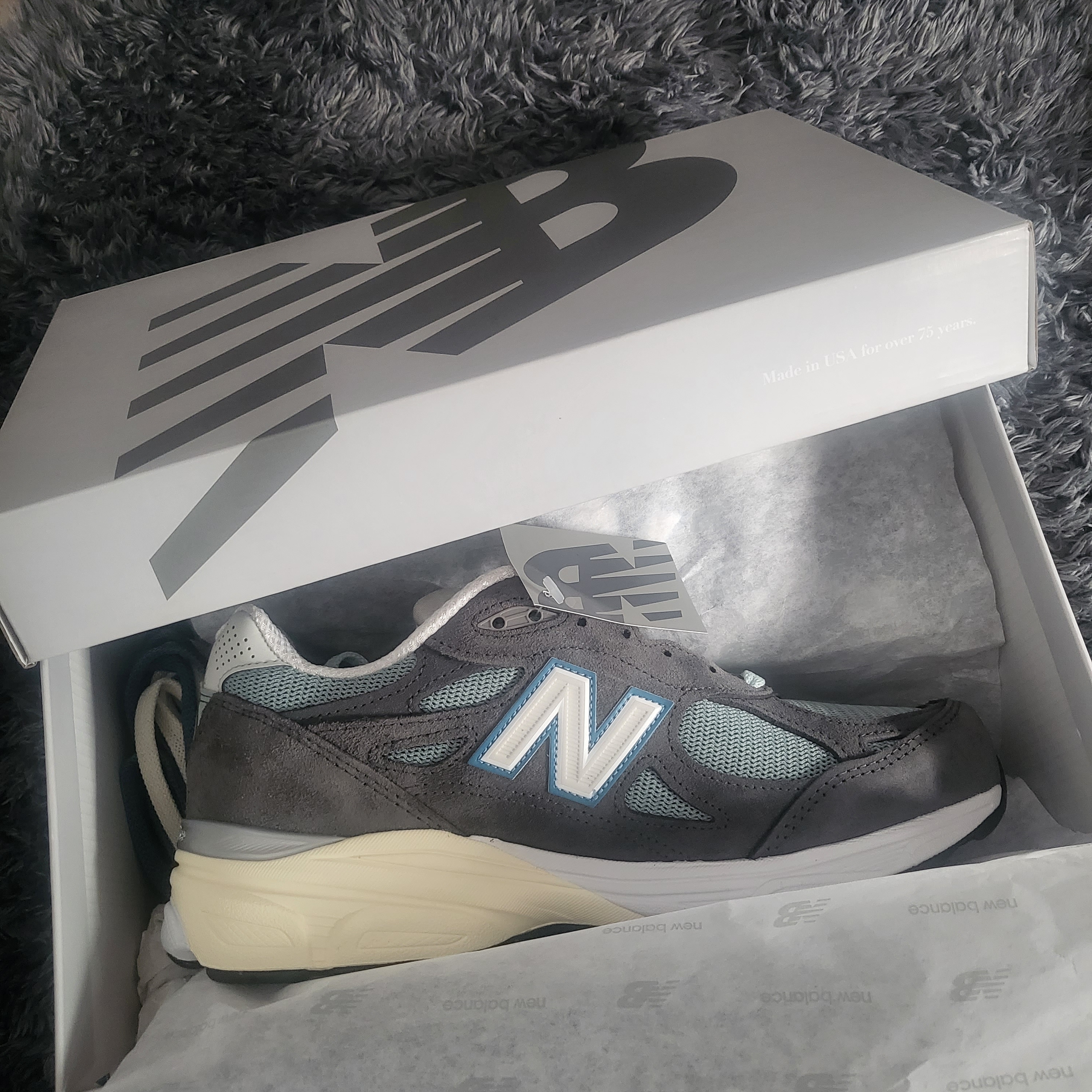 New Balance x Kith 990v3 Made in USA Steel Blue Grey 착용 스타일 - 5