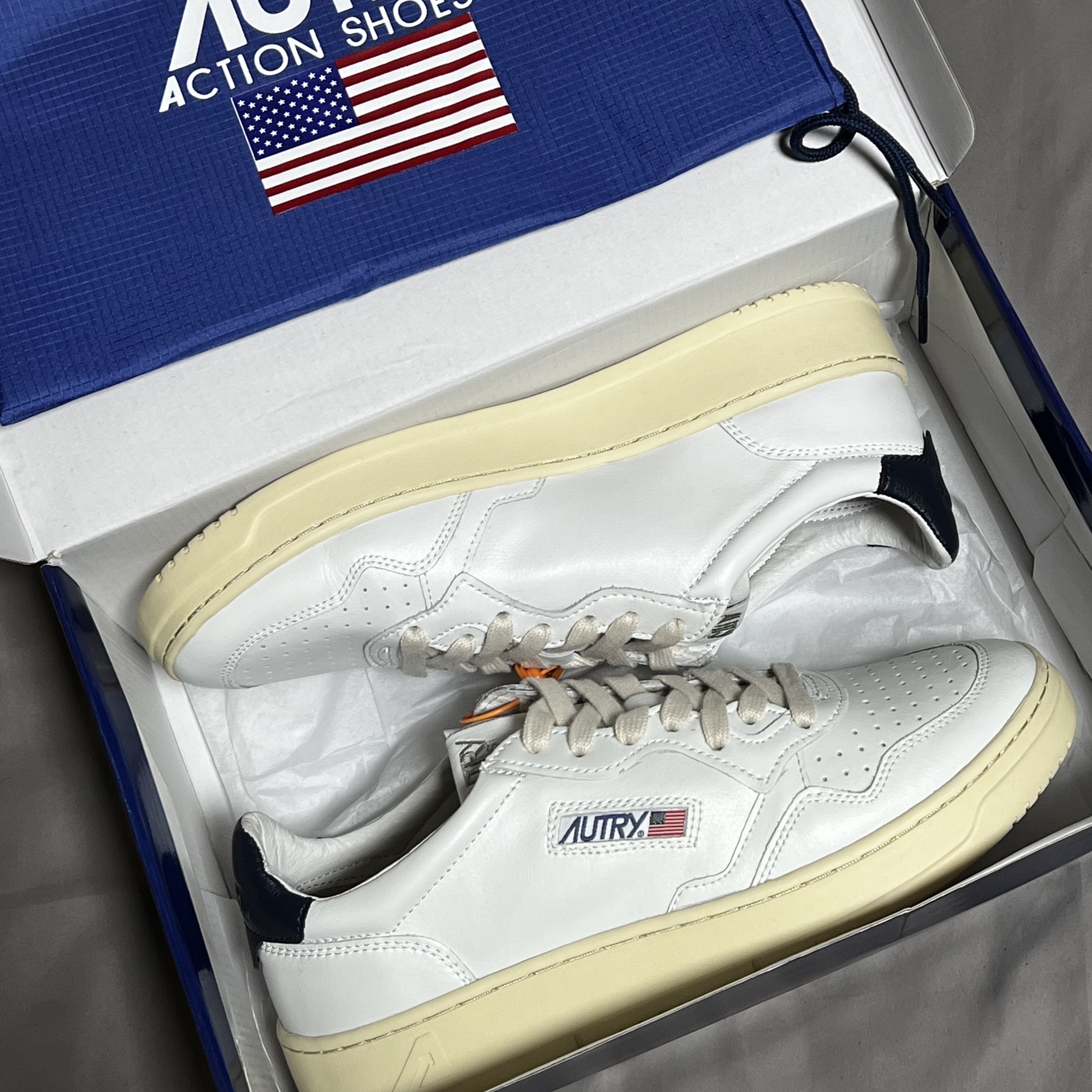 Autry Medalist Low Leather Sneakers White Black 착용 스타일 - 2
