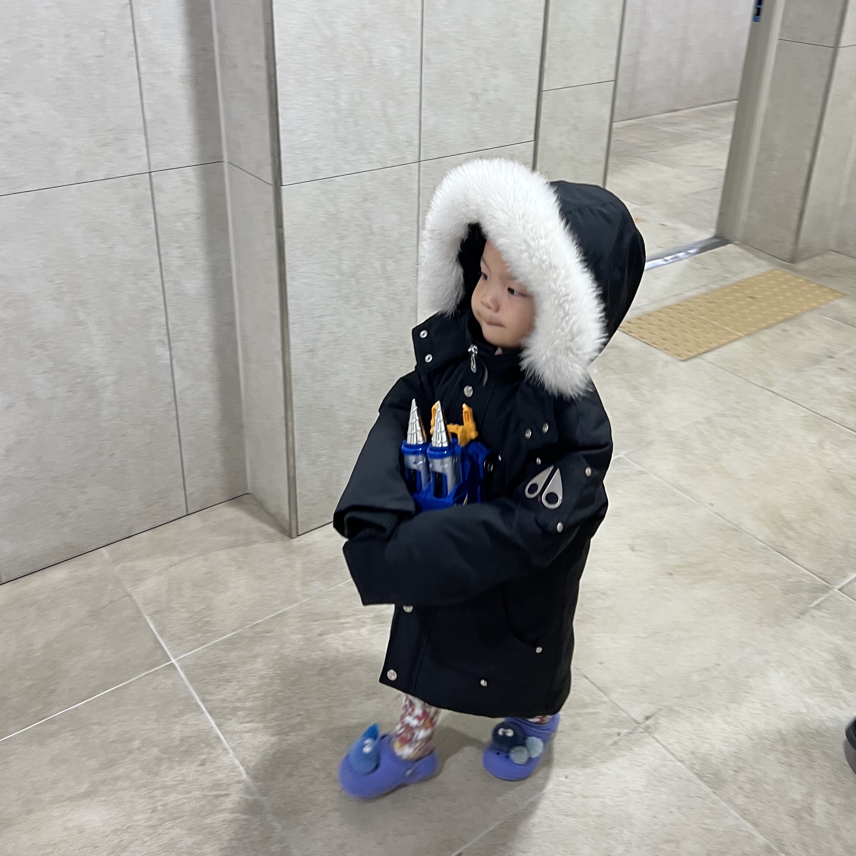 (W) Moose Knuckles Original Debbie Bomber Natural Fox Fur Black 착용 스타일