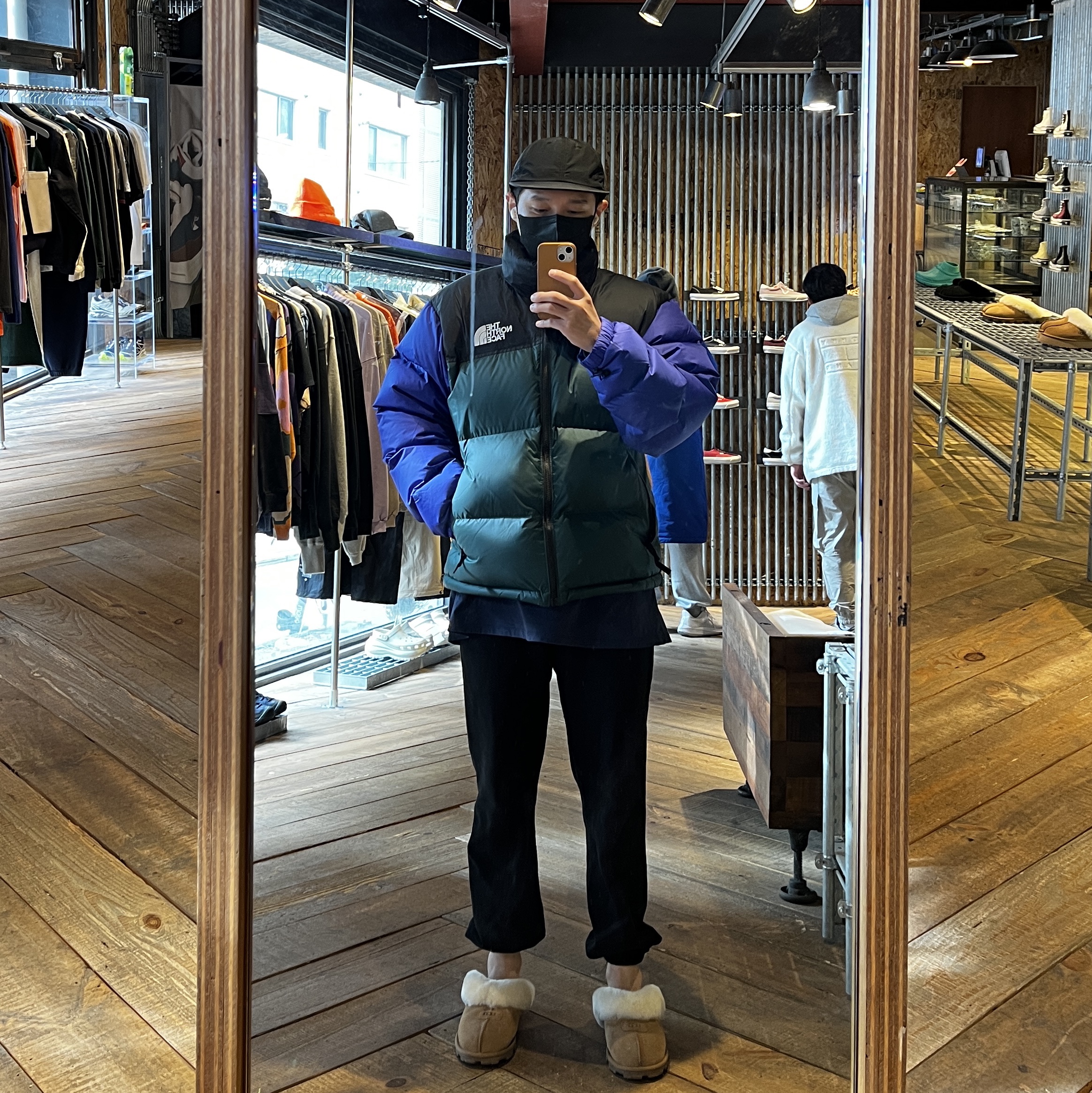 (W) UGG Coquette Slipper Chestnut, The North Face 1996 Retro Nuptse Jacket Pine 착용 스타일 - 1