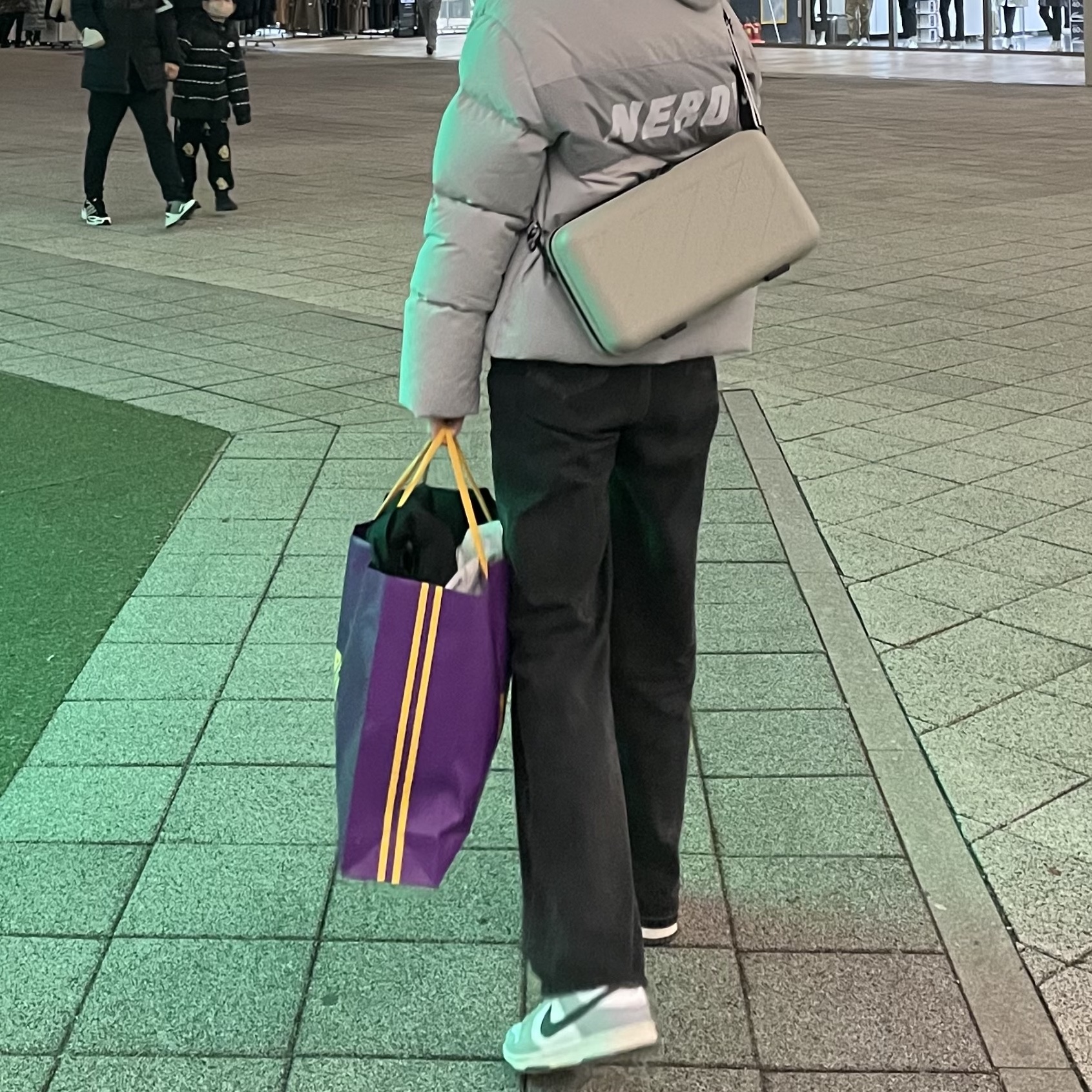 Off-White x Amore Pacific Protection Box (Without Cosmetics) 착용 스타일