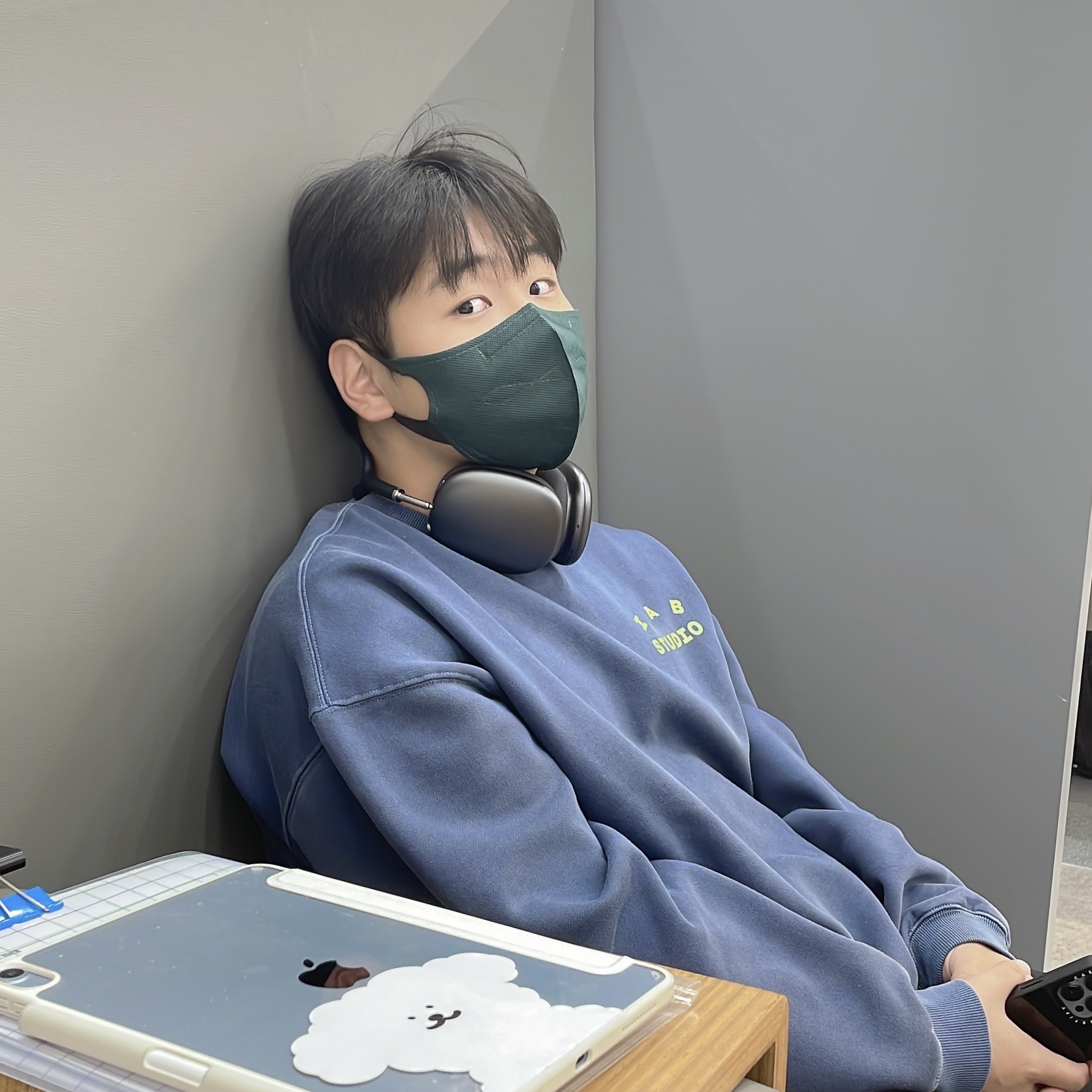 Apple AirPods Max Lightning Space Gray (Korean Ver.), IAB Studio Pigment Sweatshirt Navy 착용 스타일 - 2