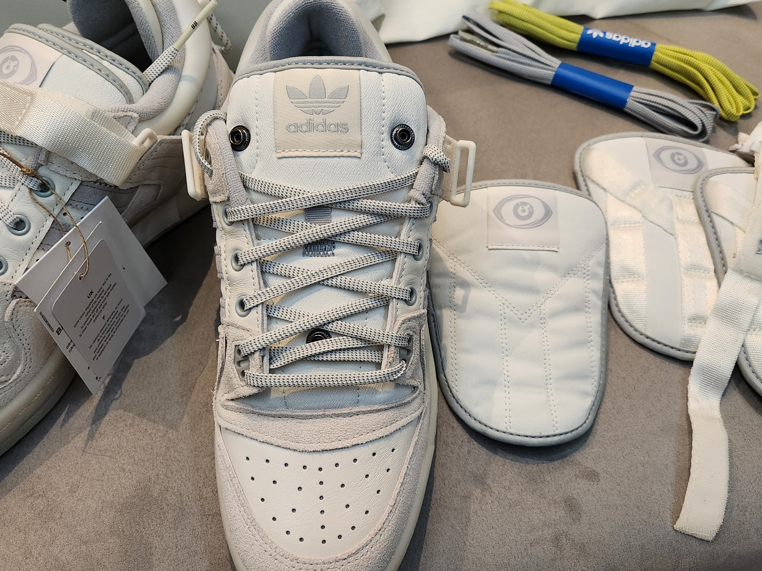 Adidas x Bad Bunny Forum Low Cloud White Clear Onix 착용 스타일 - 4