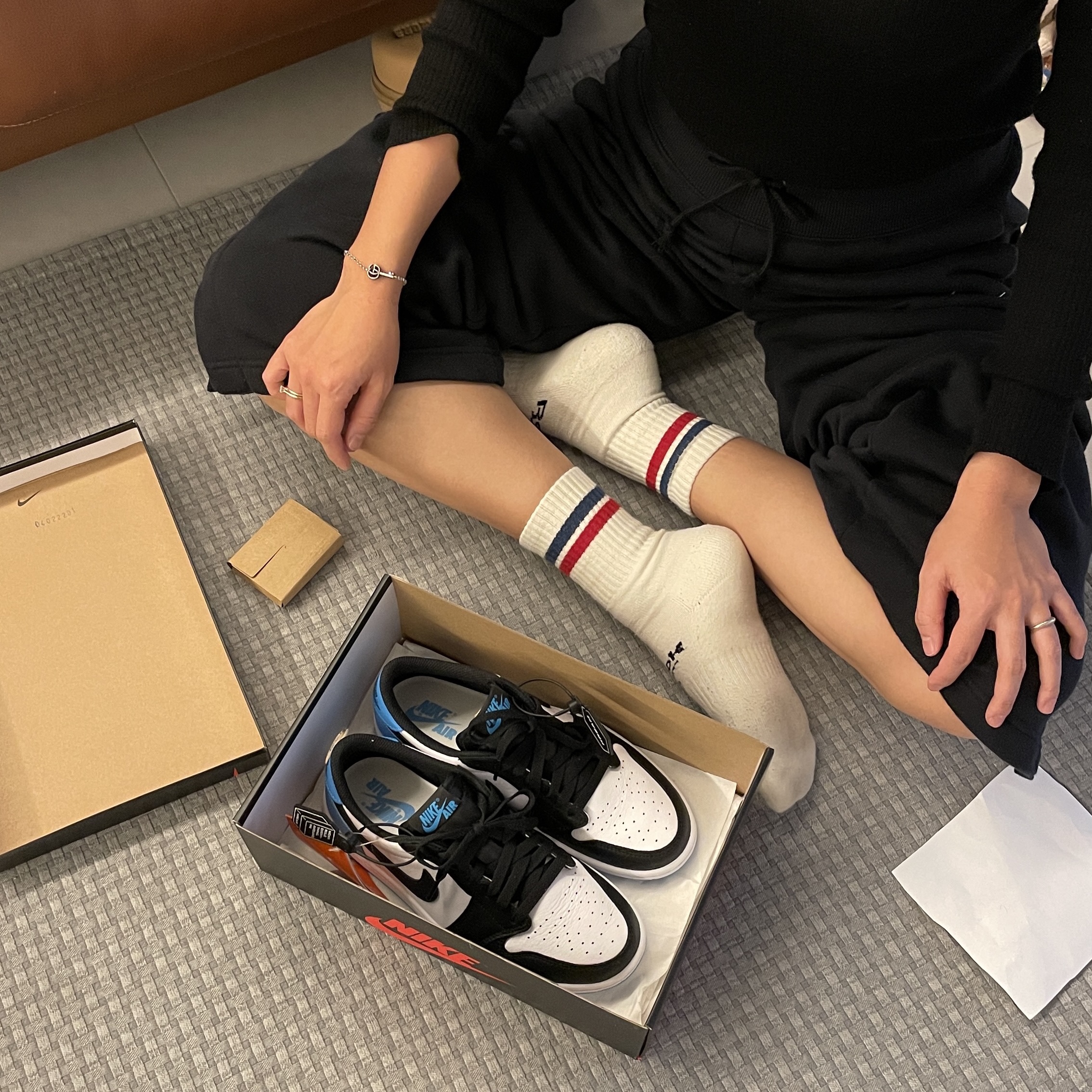 (W) Jordan 1 Retro Low OG Black and Dark Powder Blue 착용 스타일