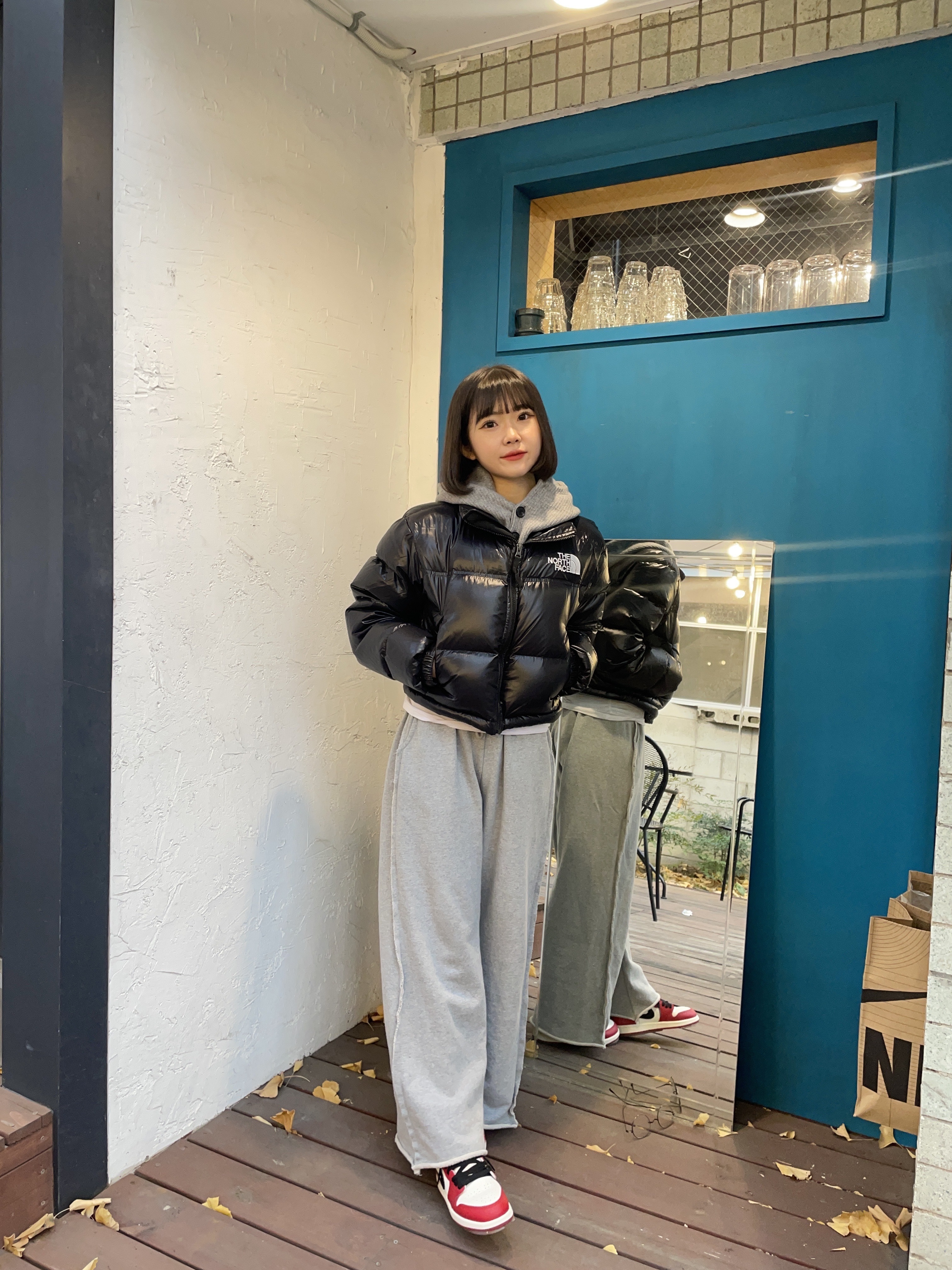 (W) The North Face Nuptse Short Jacket TNF Black, (PS) Jordan 1 Retro High OG Chicago 2022 착용 스타일 - 1