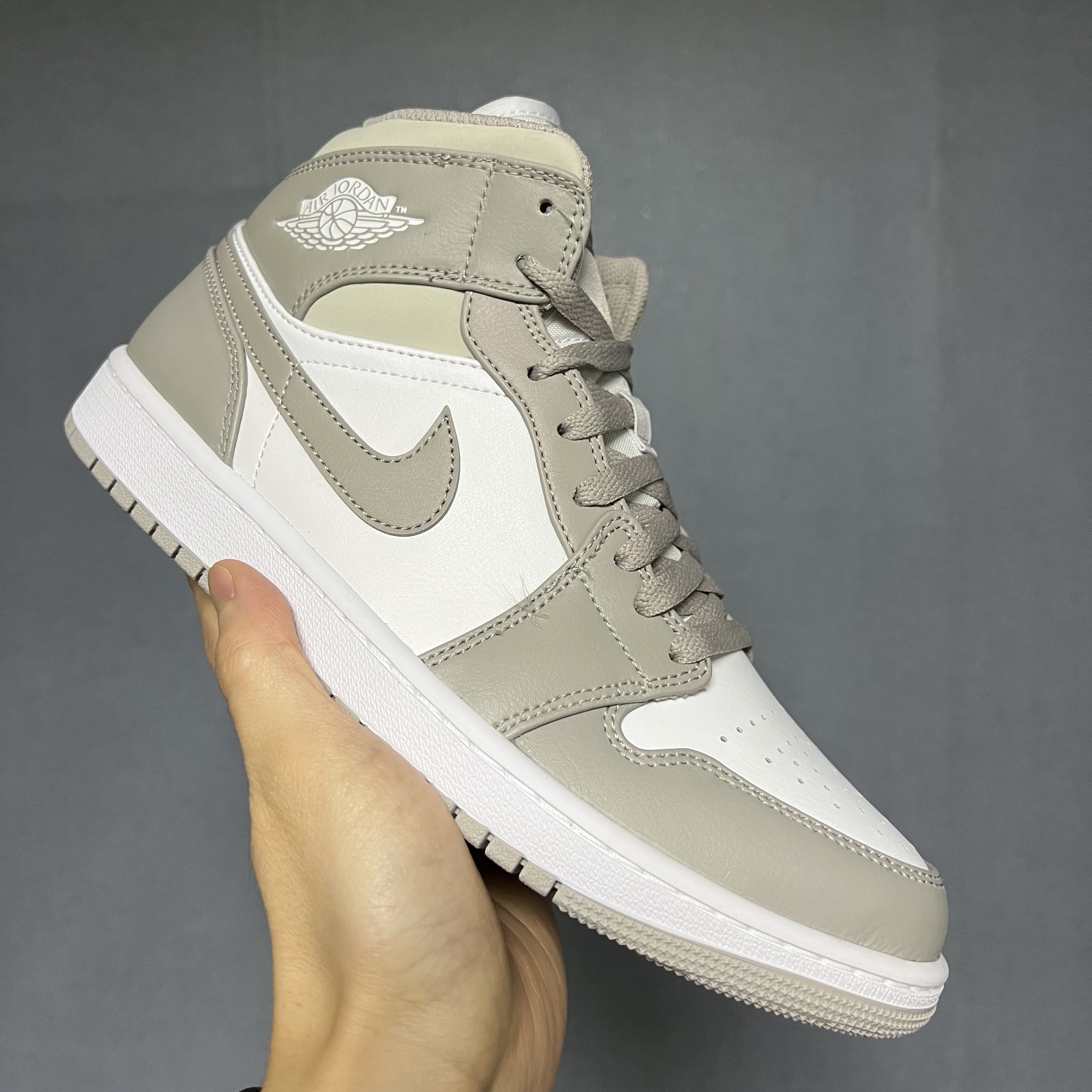 Jordan 1 Mid College Grey 착용 스타일 - 1