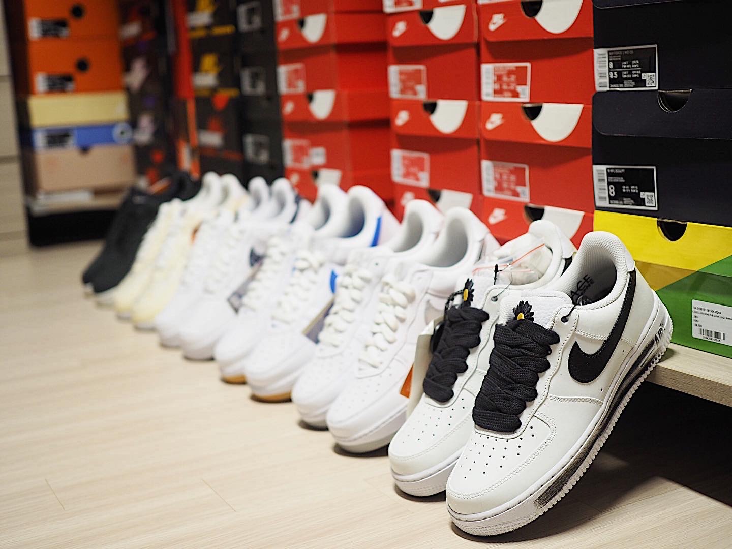 Nike x Peaceminusone Air Force 1 Low Para-Noise 2.0, Nike Air Force 1 Low Retro Color of the Month White Metallic Silver 착용 스타일