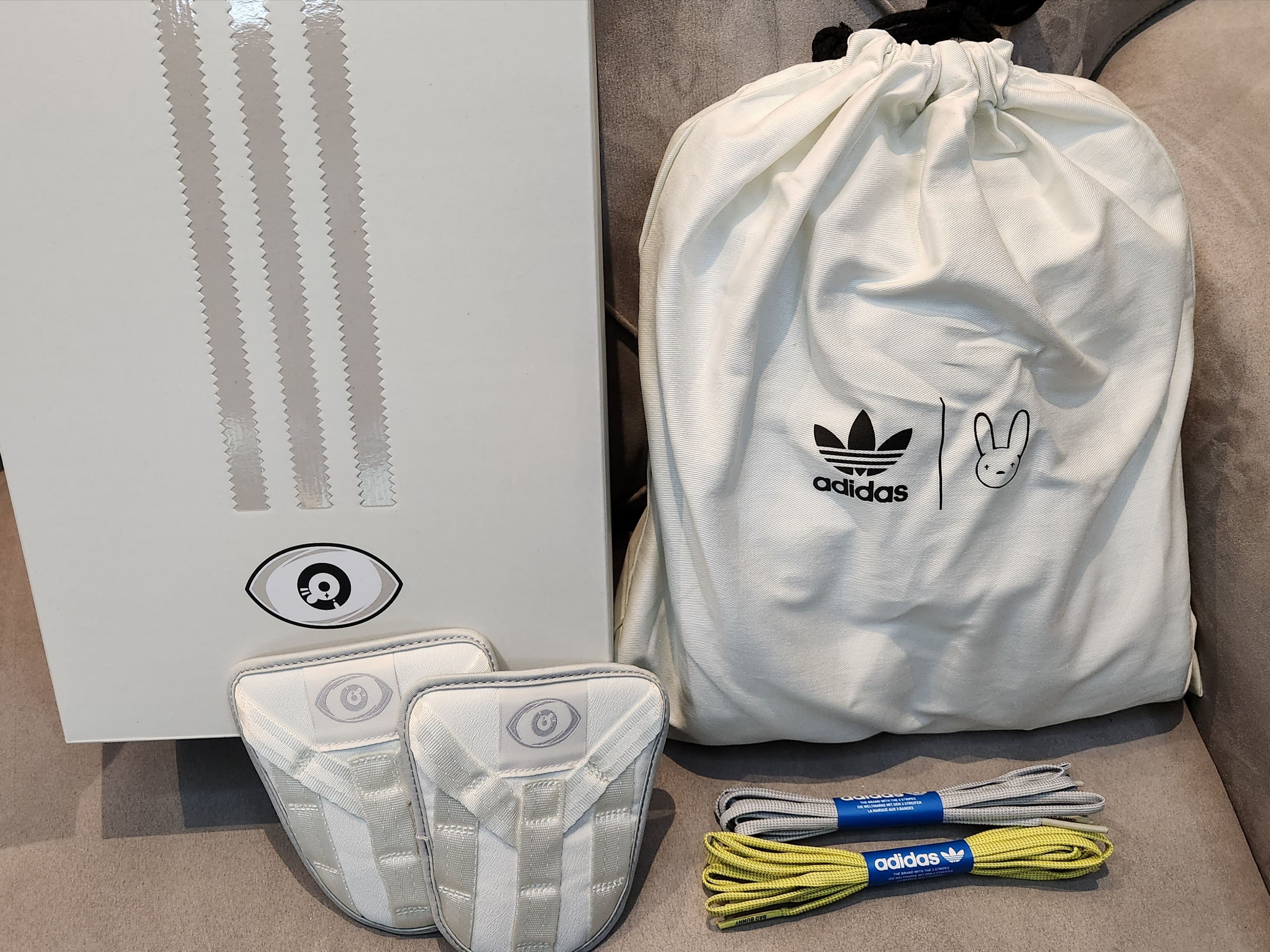 Adidas x Bad Bunny Forum Low Cloud White Clear Onix 착용 스타일 - 1