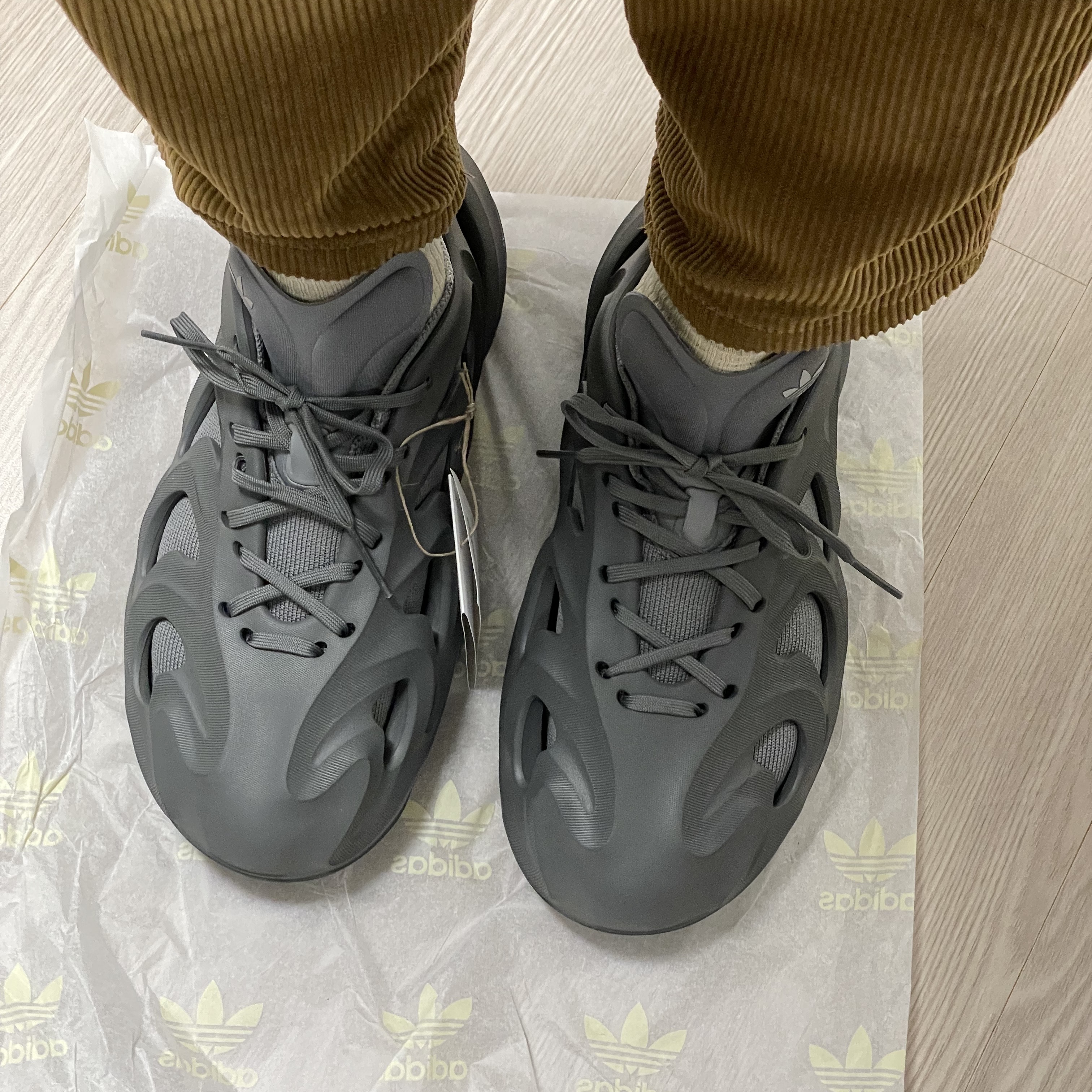 Adidas Adifom Q Grey 착용 스타일