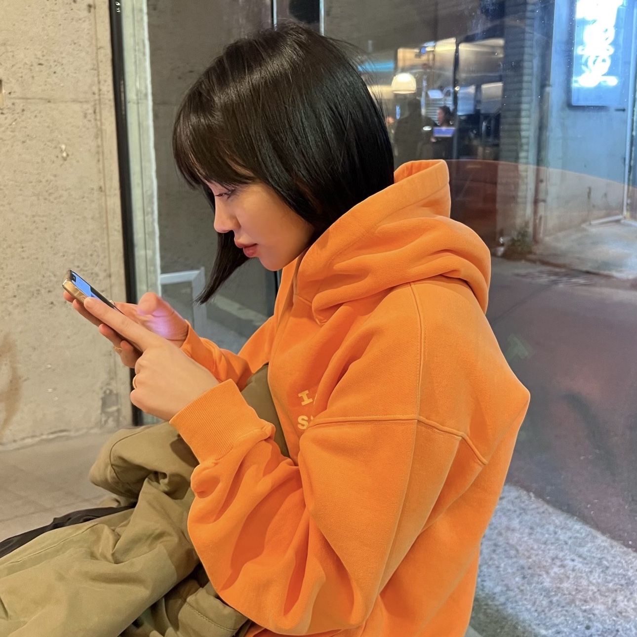 IAB Studio Pigment Hoodie & Sack Salmon 착용 스타일 - 2