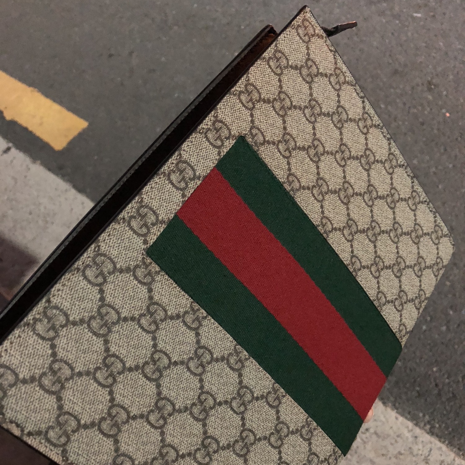 Gucci GG Supreme Web Pouch Beige Ebony 착용 스타일