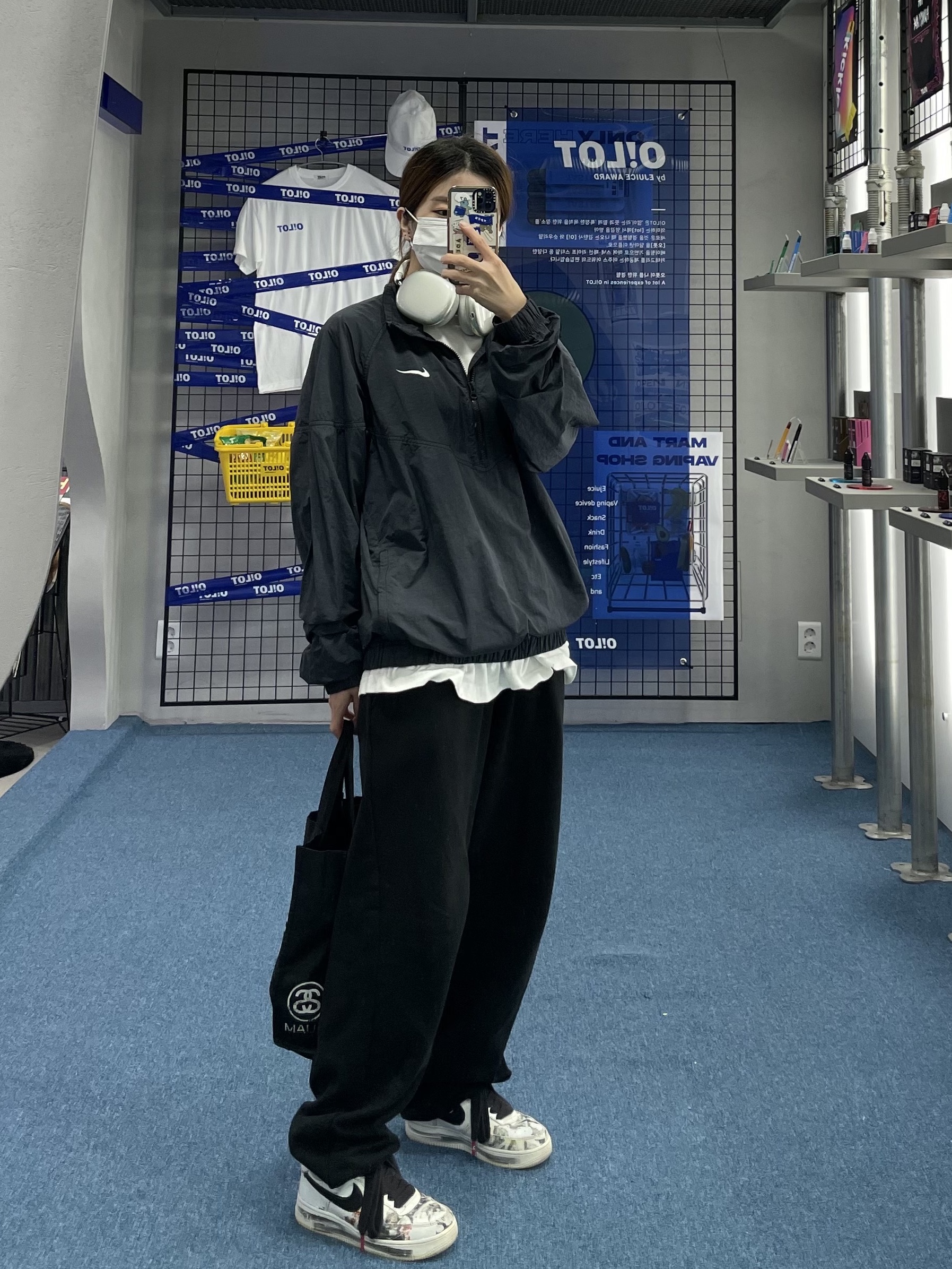 Apple AirPods Max Lightning Silver (Korean Ver.), Nike x Stussy Windrunner Jacket Off Noir 착용 스타일