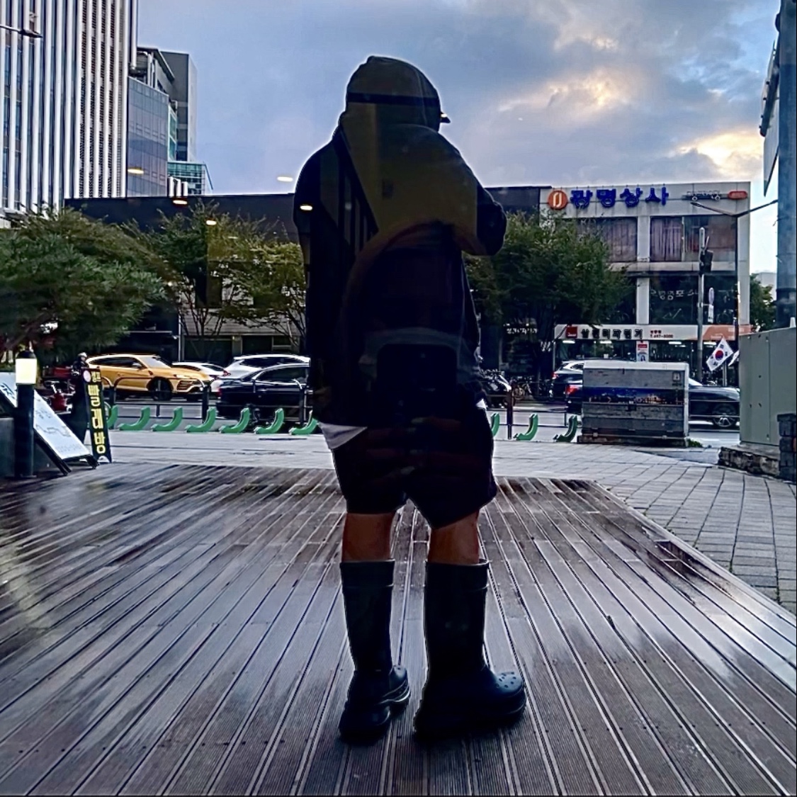 Balenciaga x Crocs Rubber Boot Black 착용 스타일