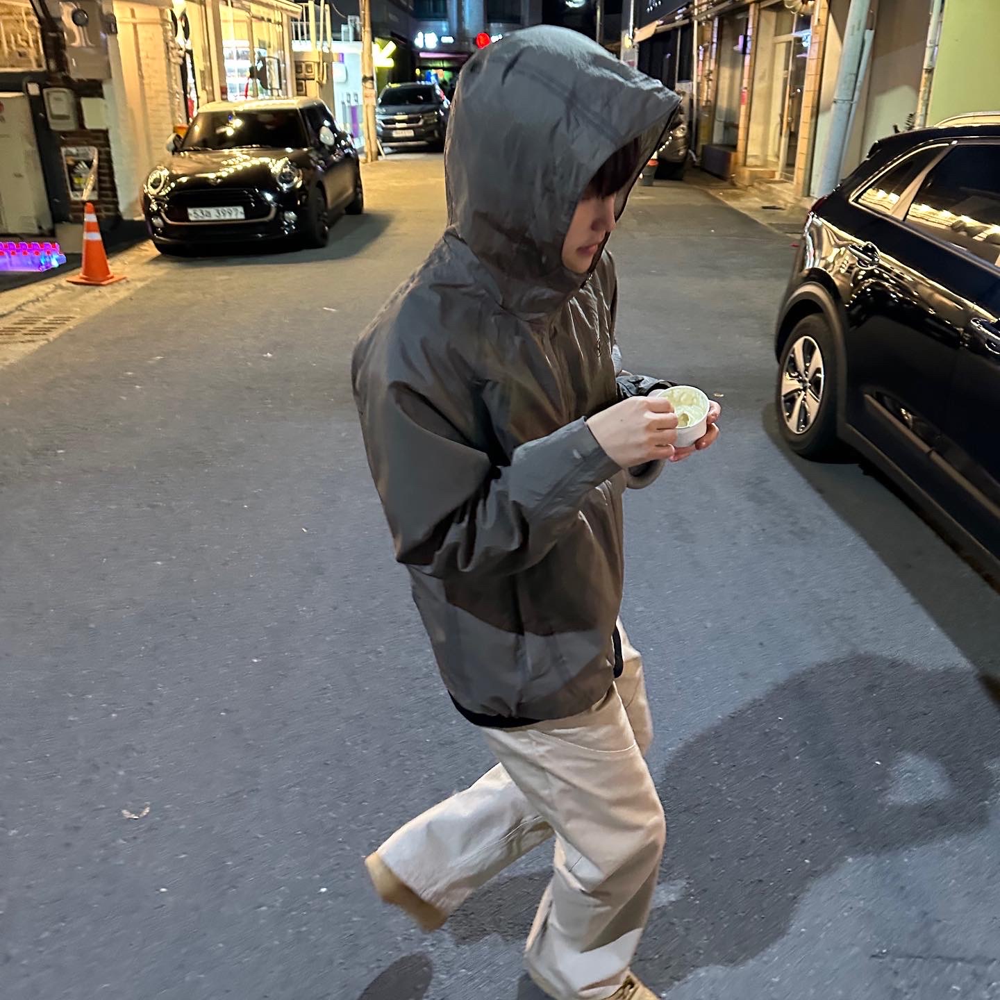 Sansan Gear Seam Sealing Jacket Mud Khaki - 22FW, Sansan Gear Long Sleeve T-Shirt Black - 22FW 착용 스타일 - 2