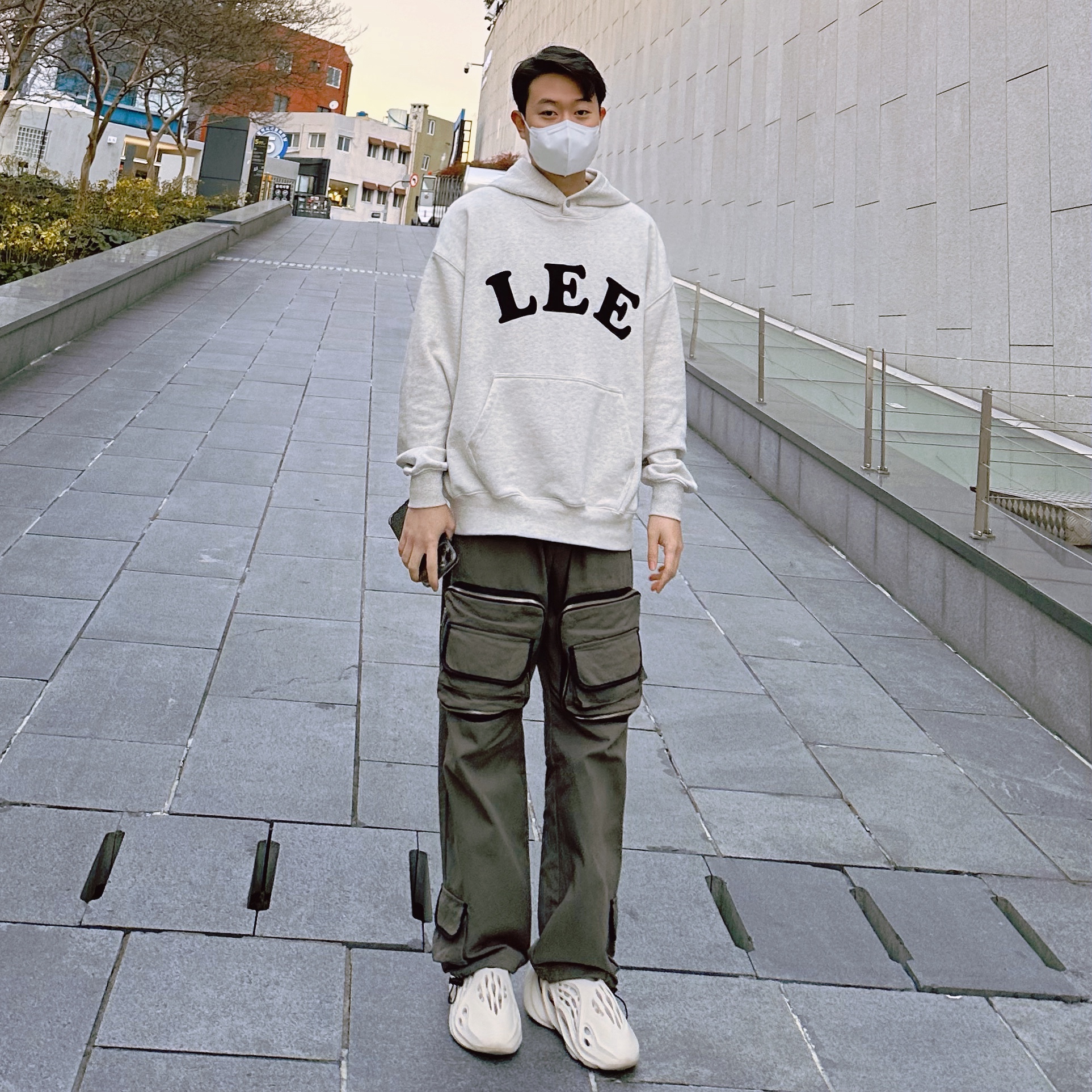 Adidas Yeezy Foam RNNR Sand 착용 스타일