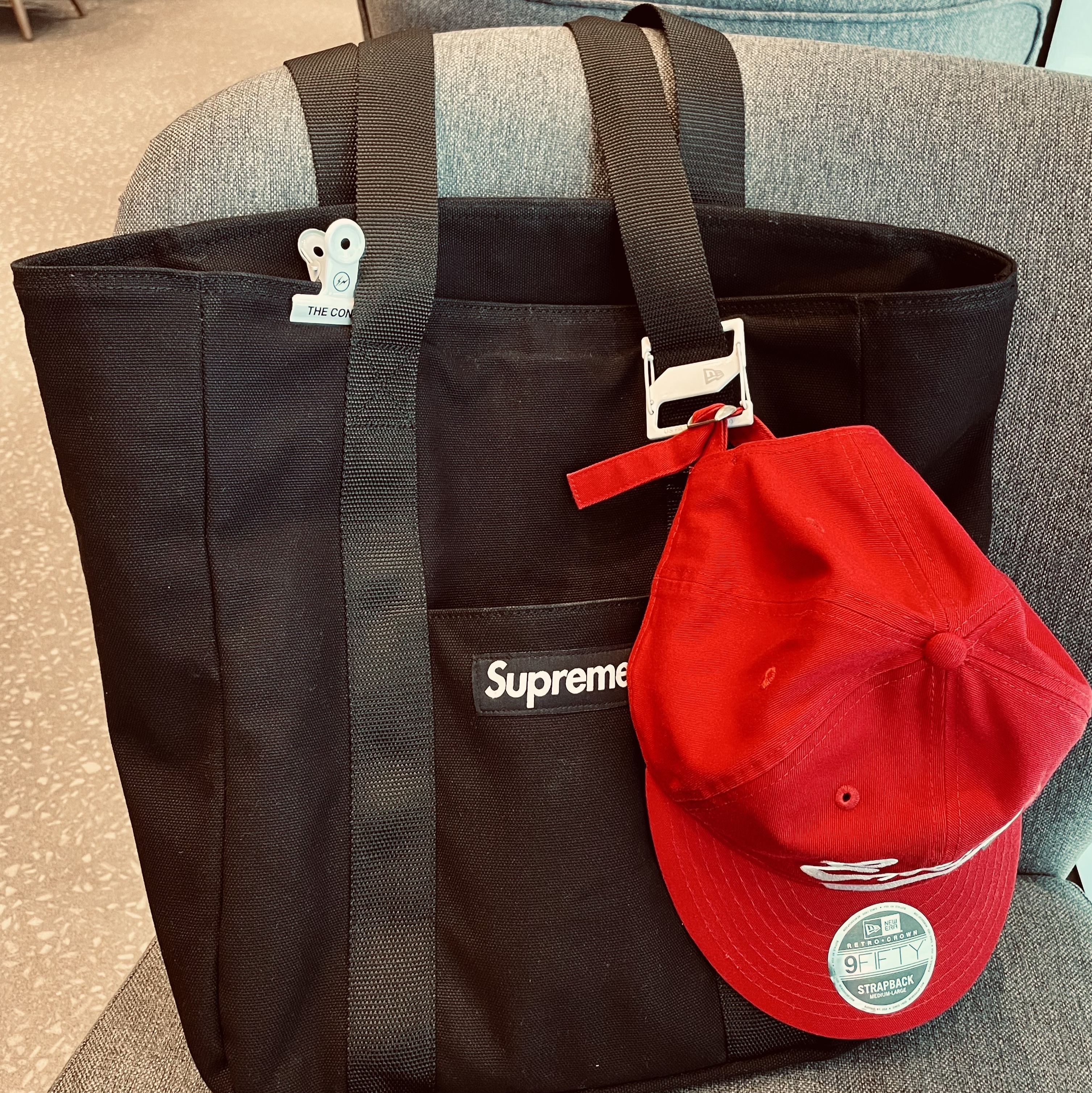 Supreme Canvas Tote Black 착용 스타일