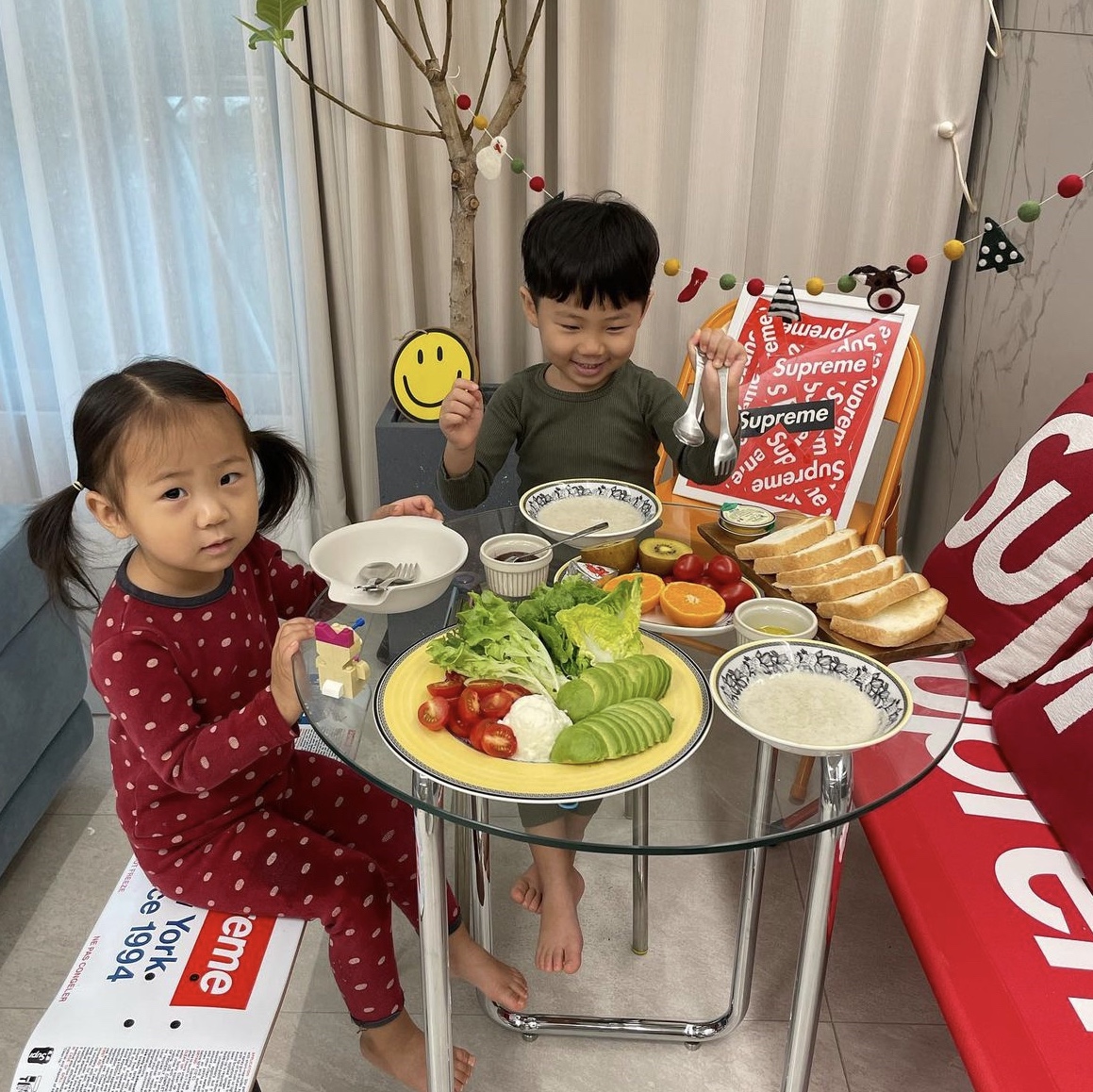 Supreme x Jules Pansu Pillows Red (Set of 3), Supreme x Helinox Bench One Red - 22SS 착용 스타일 - 1