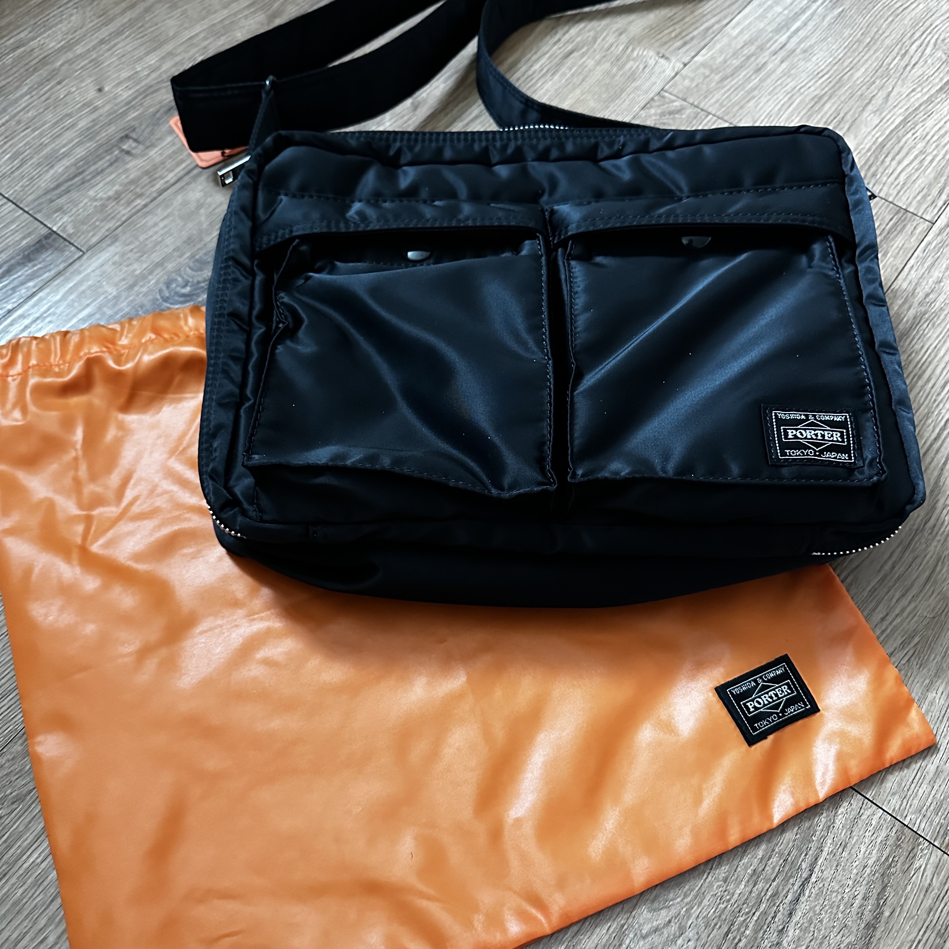 Porter Tanker Shoulder Bag L Black 착용 스타일 - 1