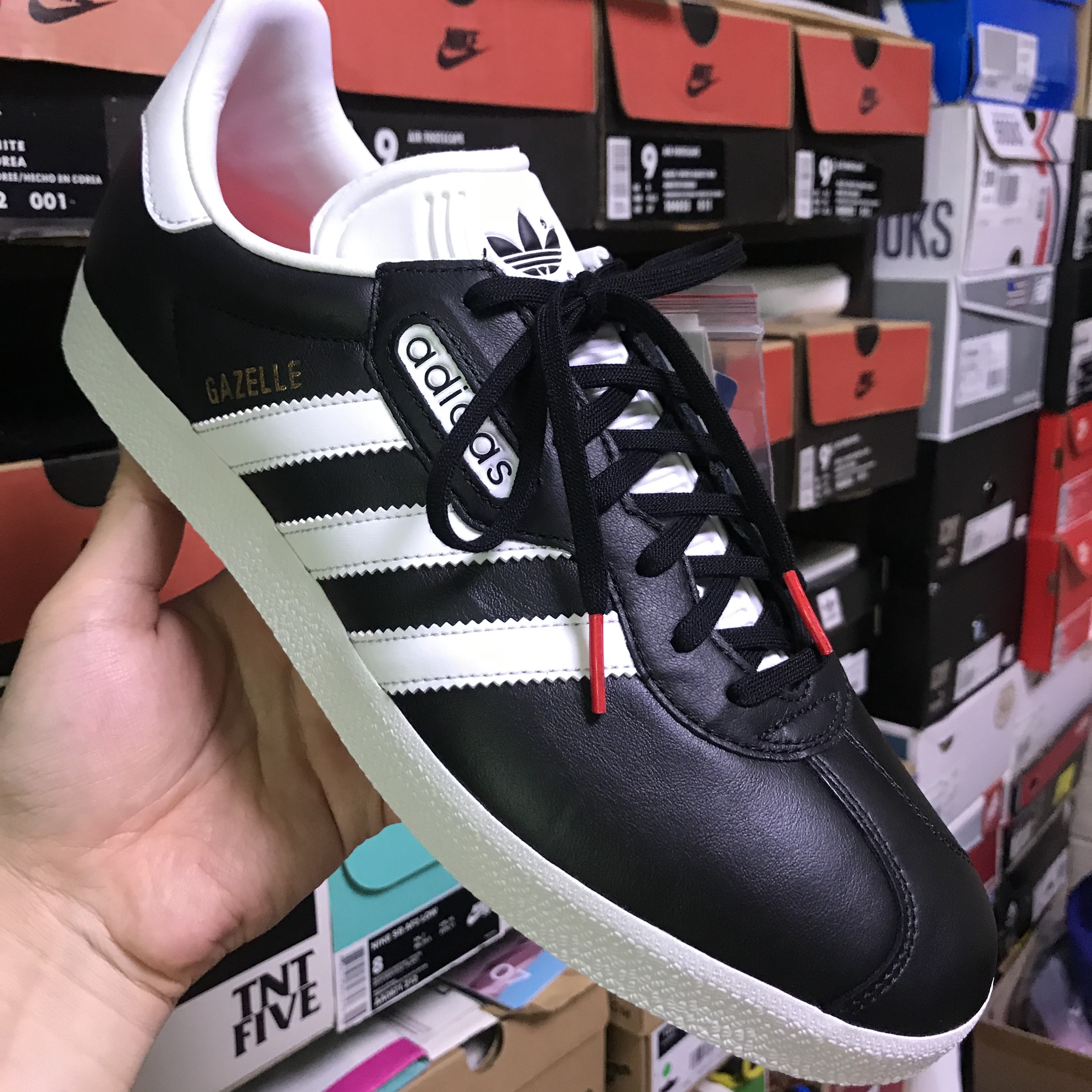 Adidas Gazelle Super Essential Core Black Crystal White, Adidas Gazelle Core Black White 착용 스타일 - 1