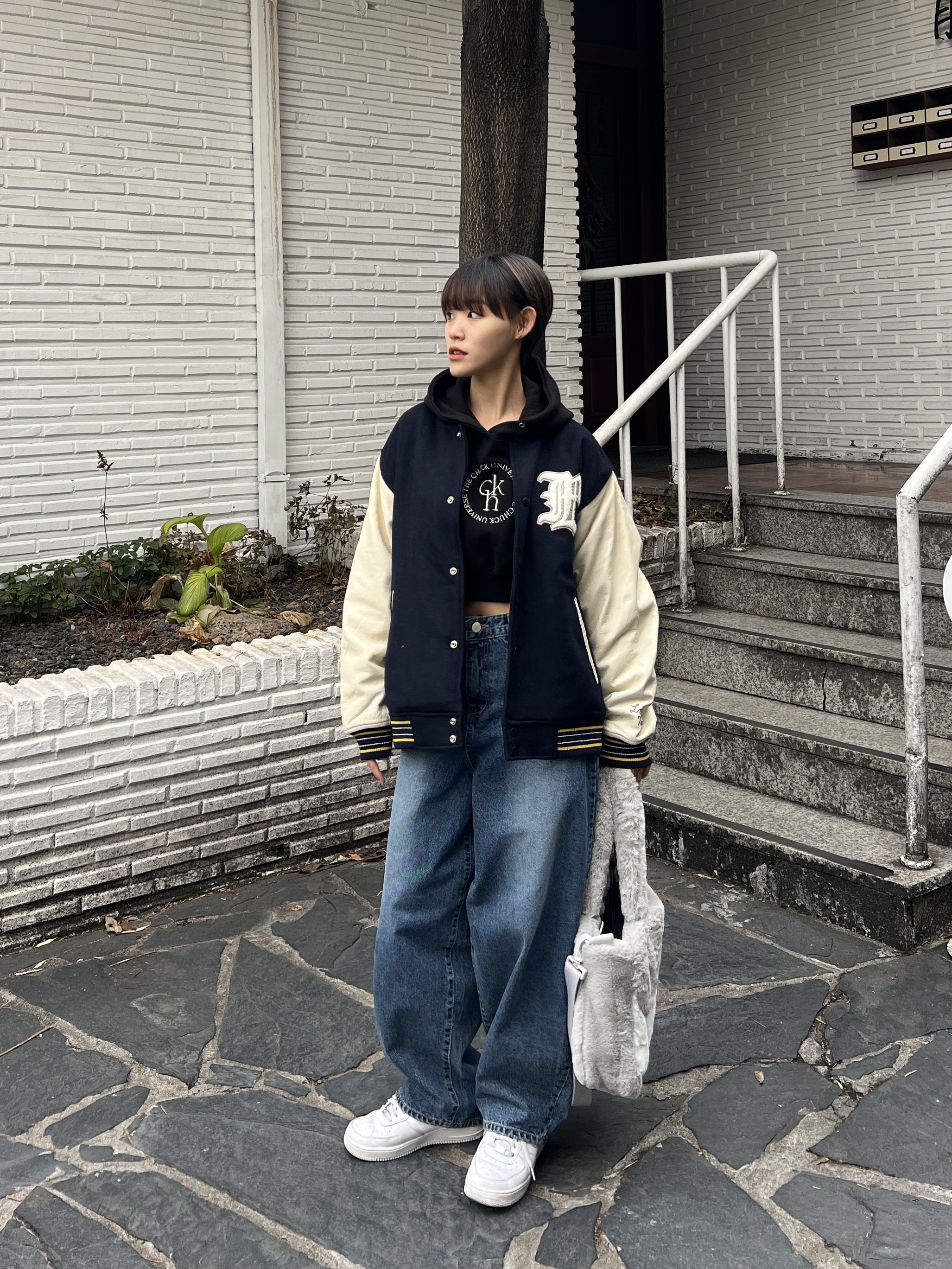 Nike NSW Faux Fur Tote Bag Light Iron Ore 착용 스타일 - 2