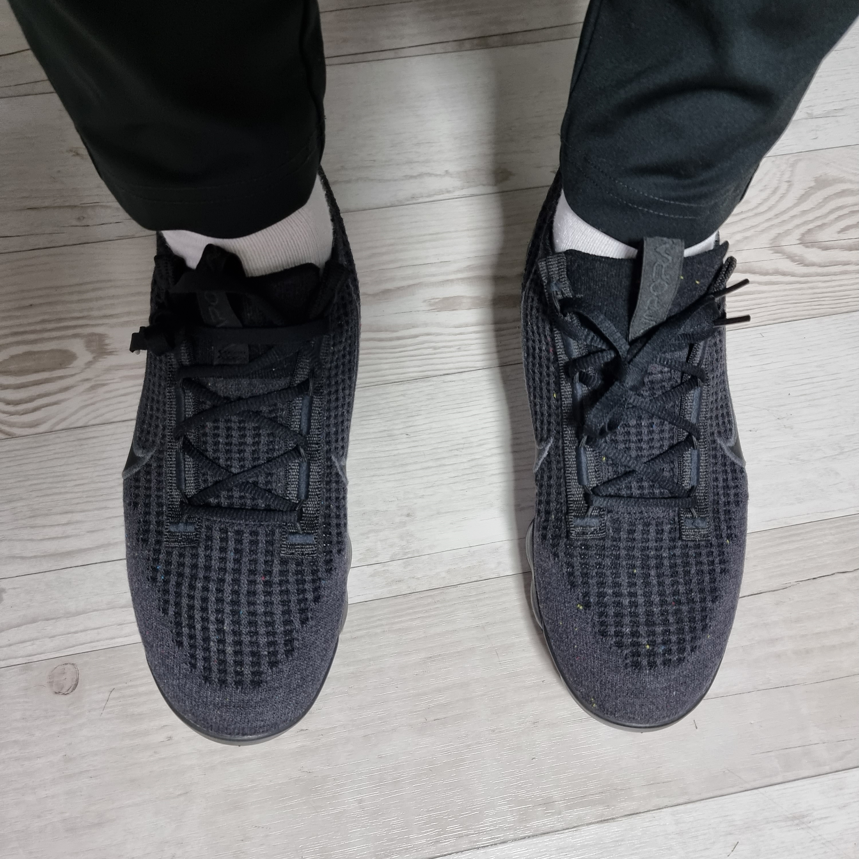 Nike Air VaporMax 2021 Flyknit Triple Black 착용 스타일 - 2