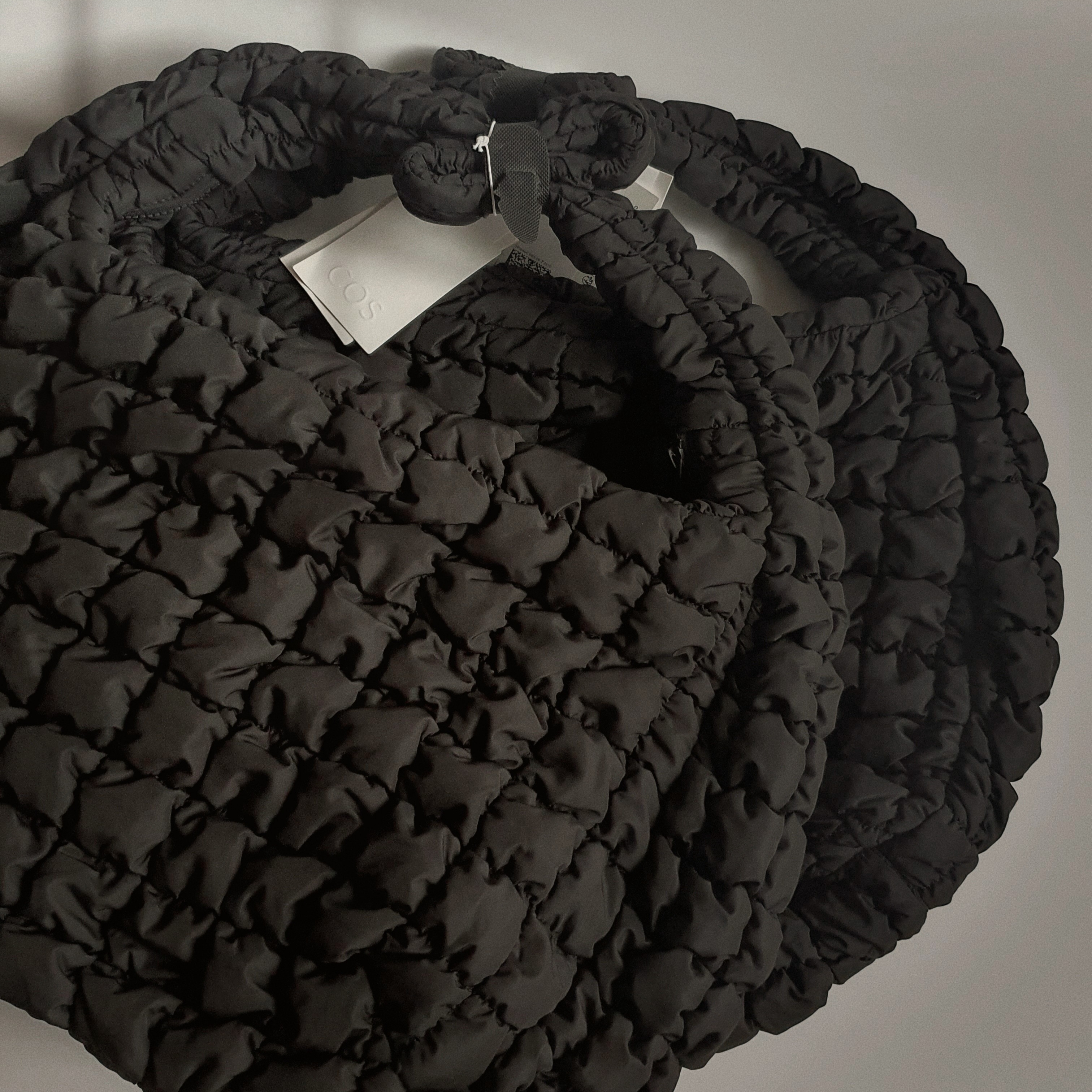 COS Quilted Oversized Shoulder Bag Black 착용 스타일